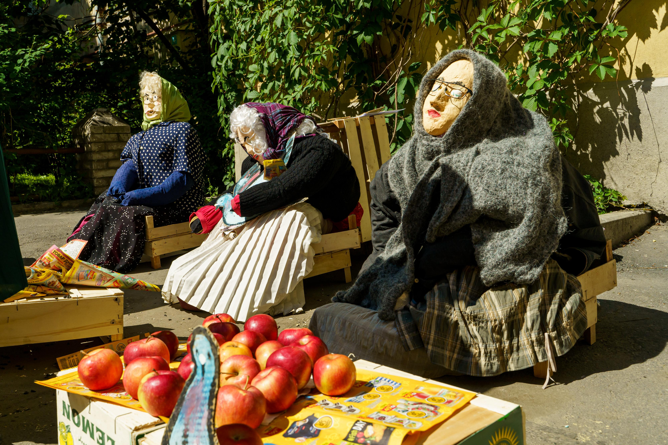 «Старухи» — спектакль-променад по мотивам произведений Д. Хармса. Фотограф Анастасия Арланцева