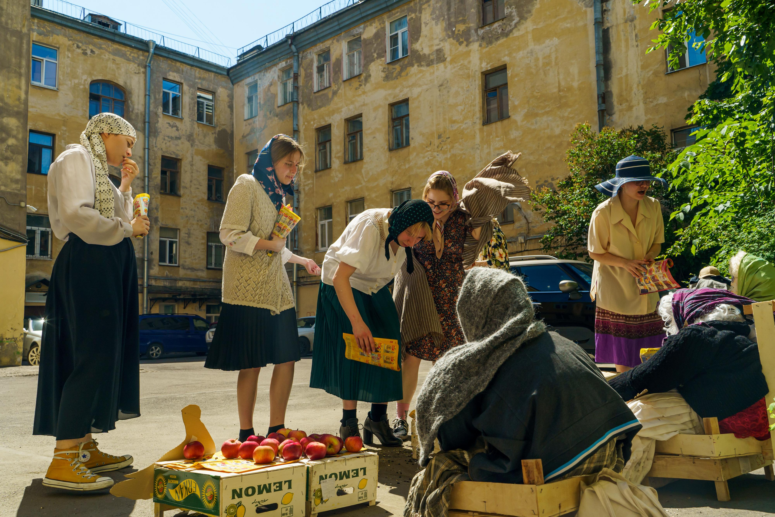 «Старухи» — спектакль-променад по мотивам произведений Д. Хармса. Фотограф Анастасия Арланцева