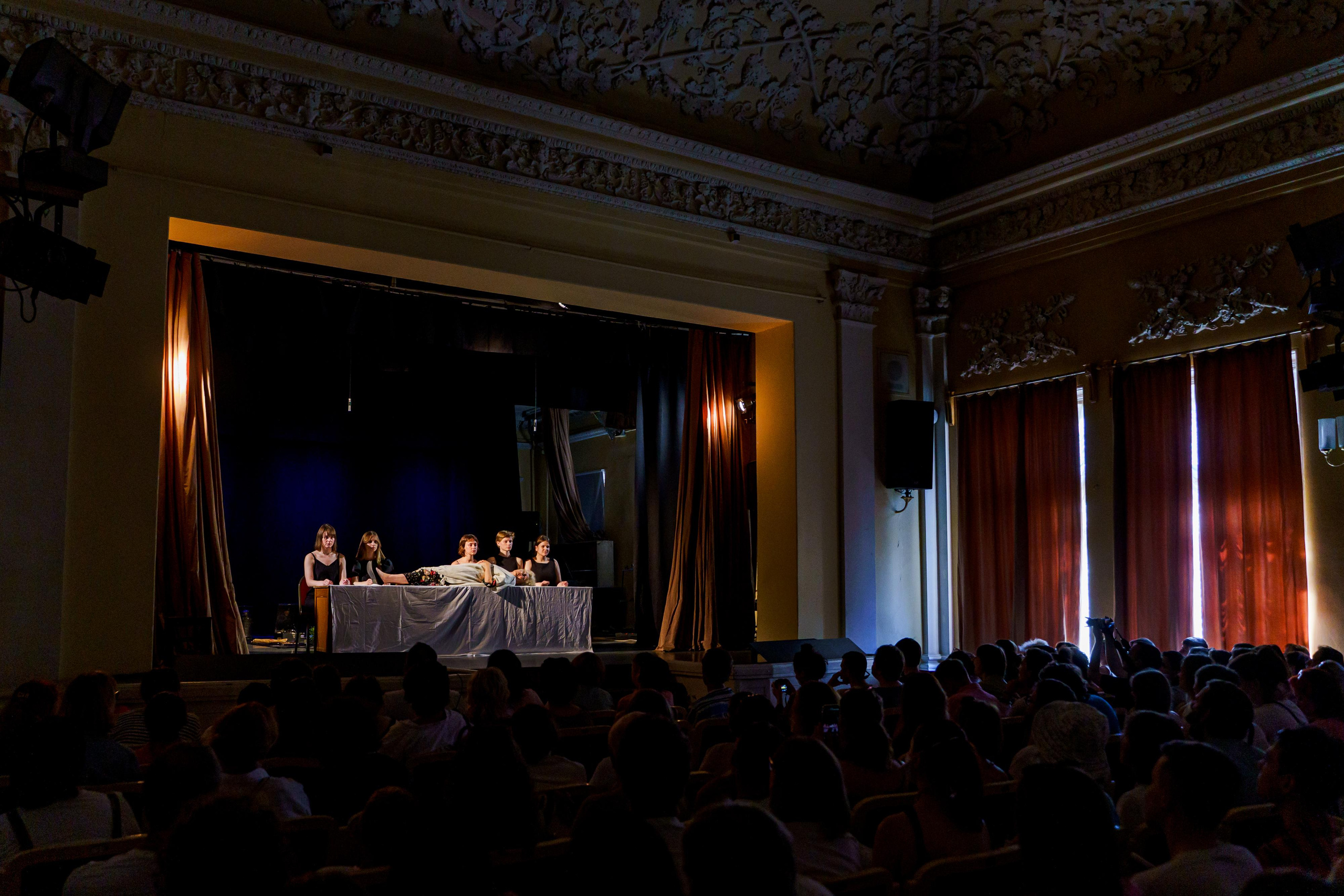 «Старухи» — спектакль-променад по мотивам произведений Д. Хармса. Фотограф Анастасия Арланцева