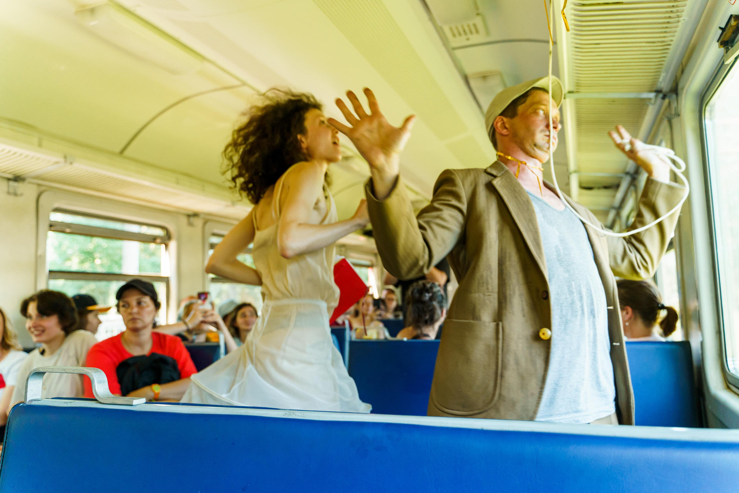 «Старухи» — спектакль-променад по мотивам произведений Д. Хармса. Фотограф Анастасия Арланцева