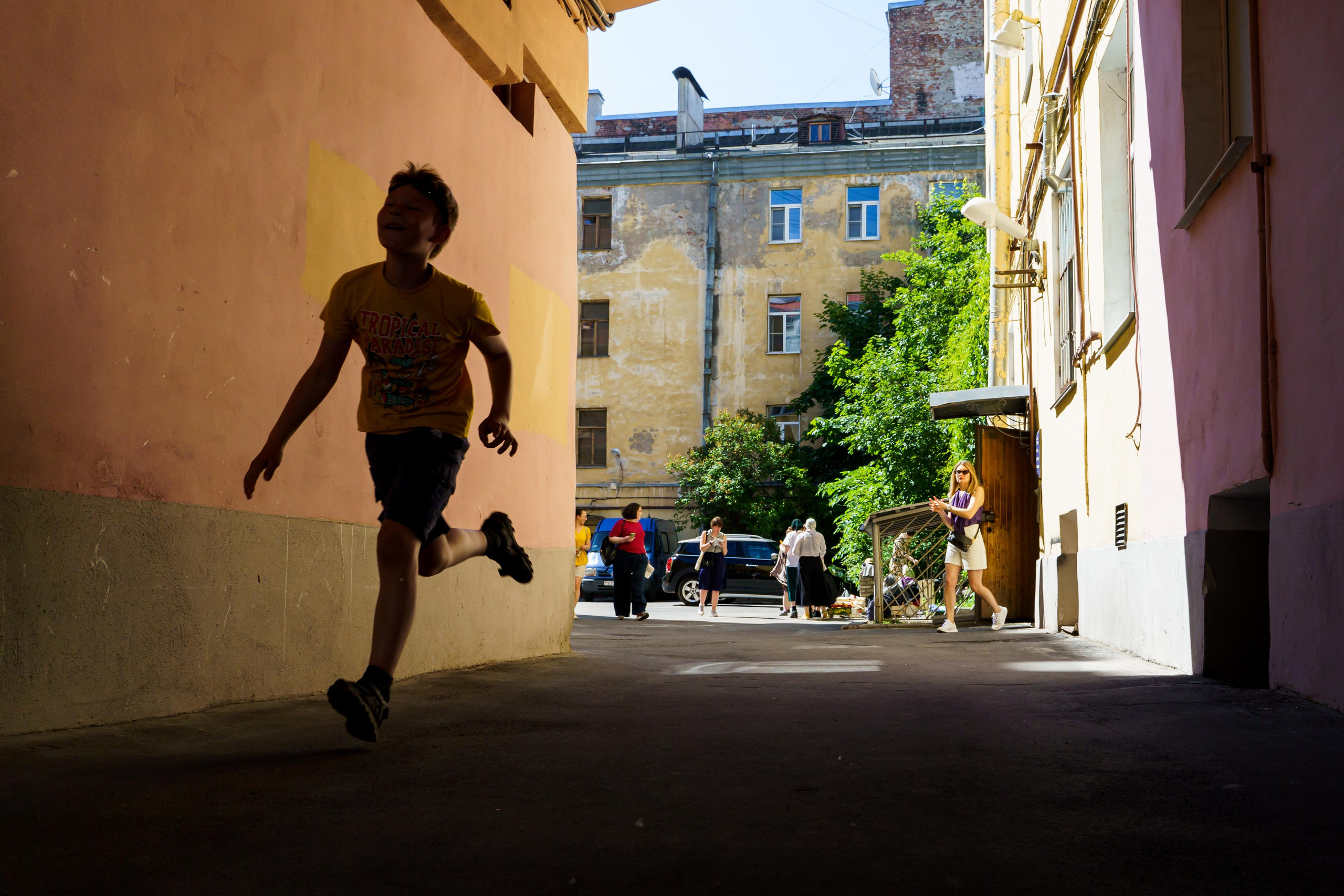 «Старухи» — спектакль-променад по мотивам произведений Д. Хармса. Фотограф Анастасия Арланцева