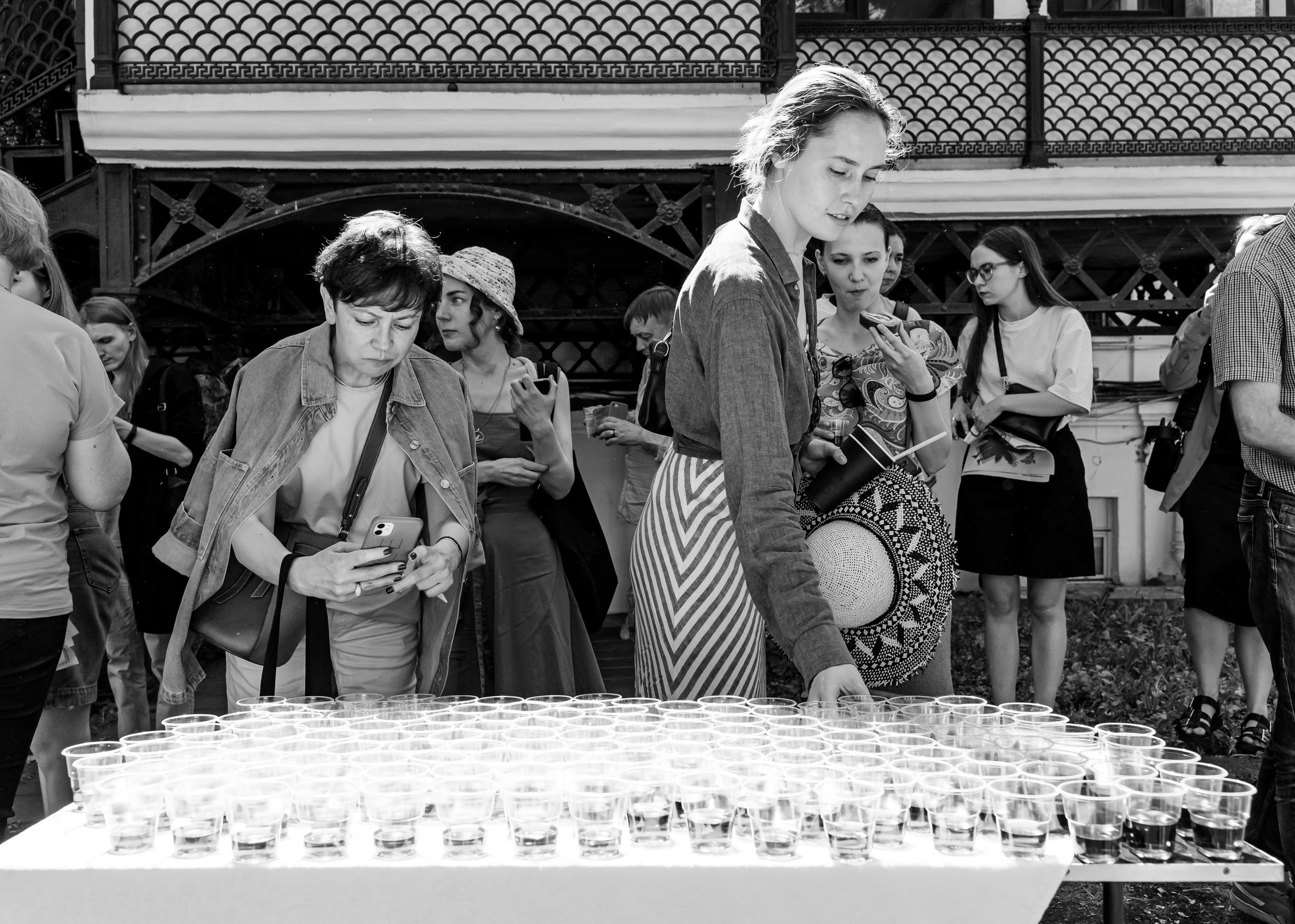 «Старухи» — спектакль-променад по мотивам произведений Д. Хармса. Фотограф Анастасия Арланцева