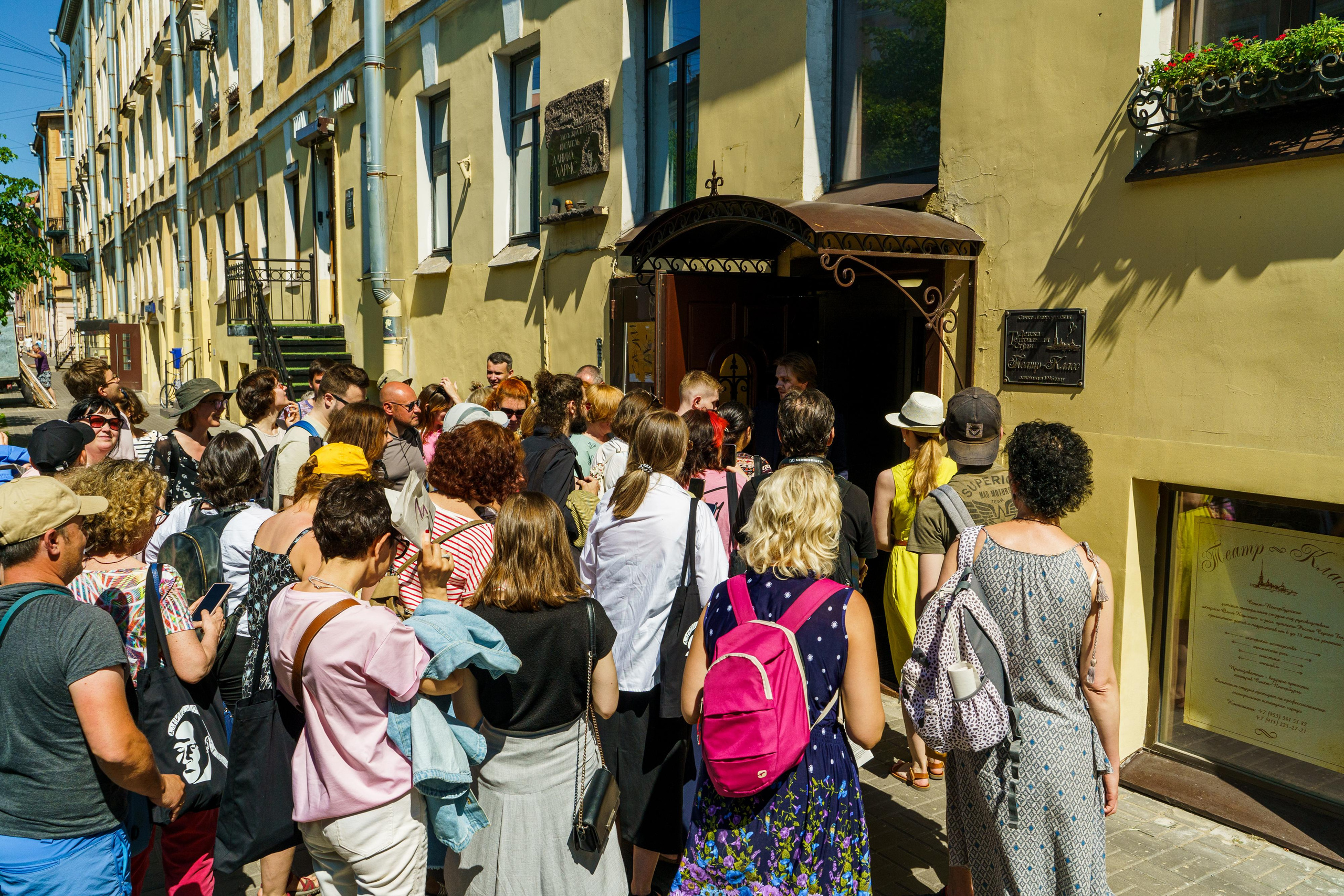 «Старухи» — спектакль-променад по мотивам произведений Д. Хармса. Фотограф Анастасия Арланцева