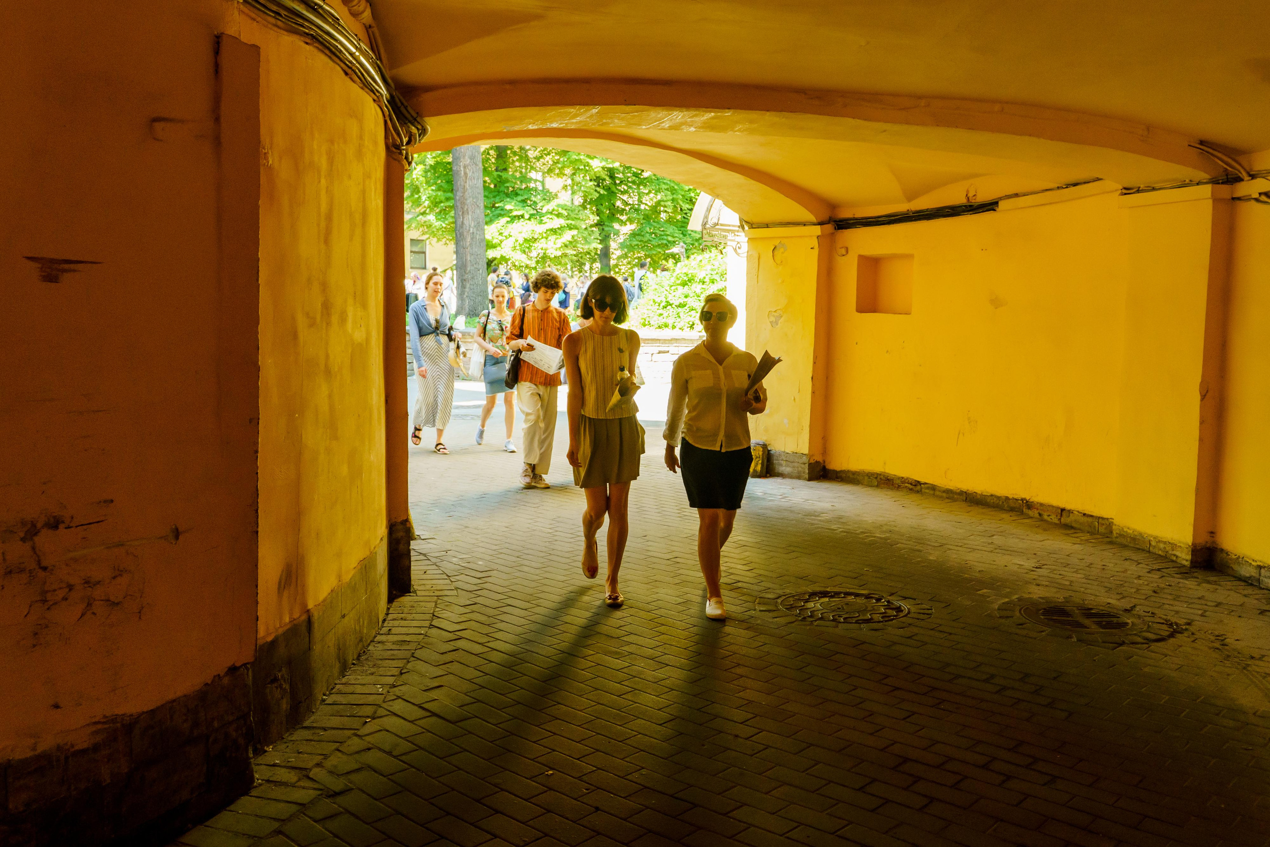 «Старухи» — спектакль-променад по мотивам произведений Д. Хармса. Фотограф Анастасия Арланцева