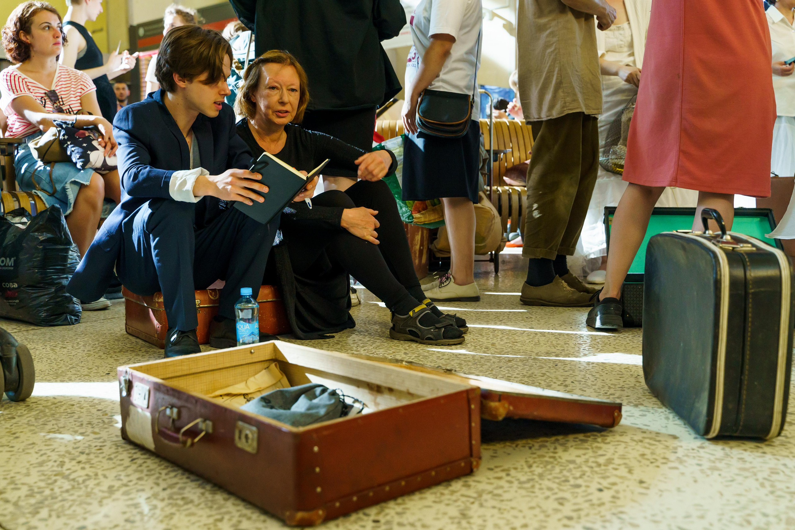 «Старухи» — спектакль-променад по мотивам произведений Д. Хармса. Фотограф Анастасия Арланцева