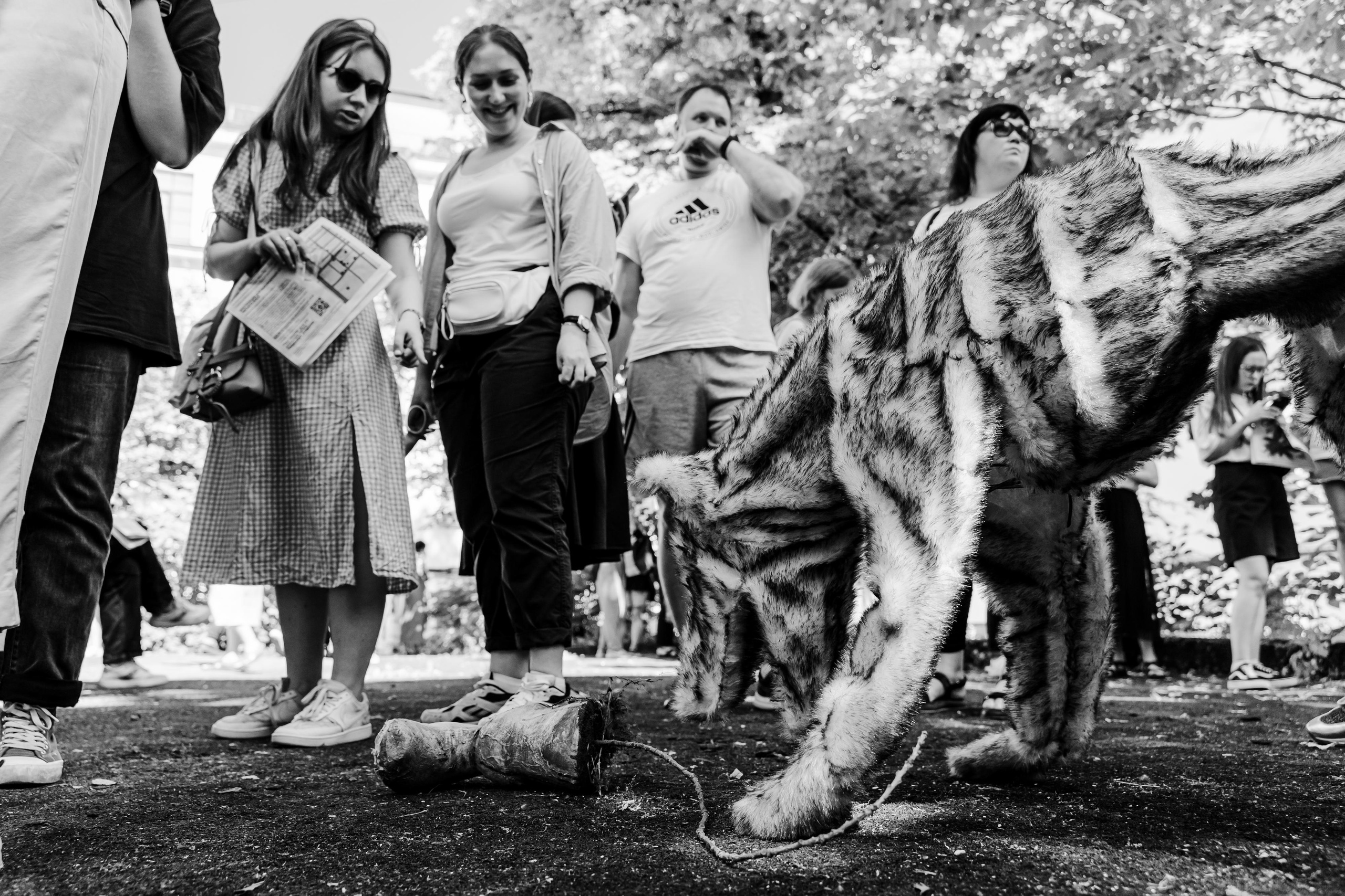 «Старухи» — спектакль-променад по мотивам произведений Д. Хармса. Фотограф Анастасия Арланцева