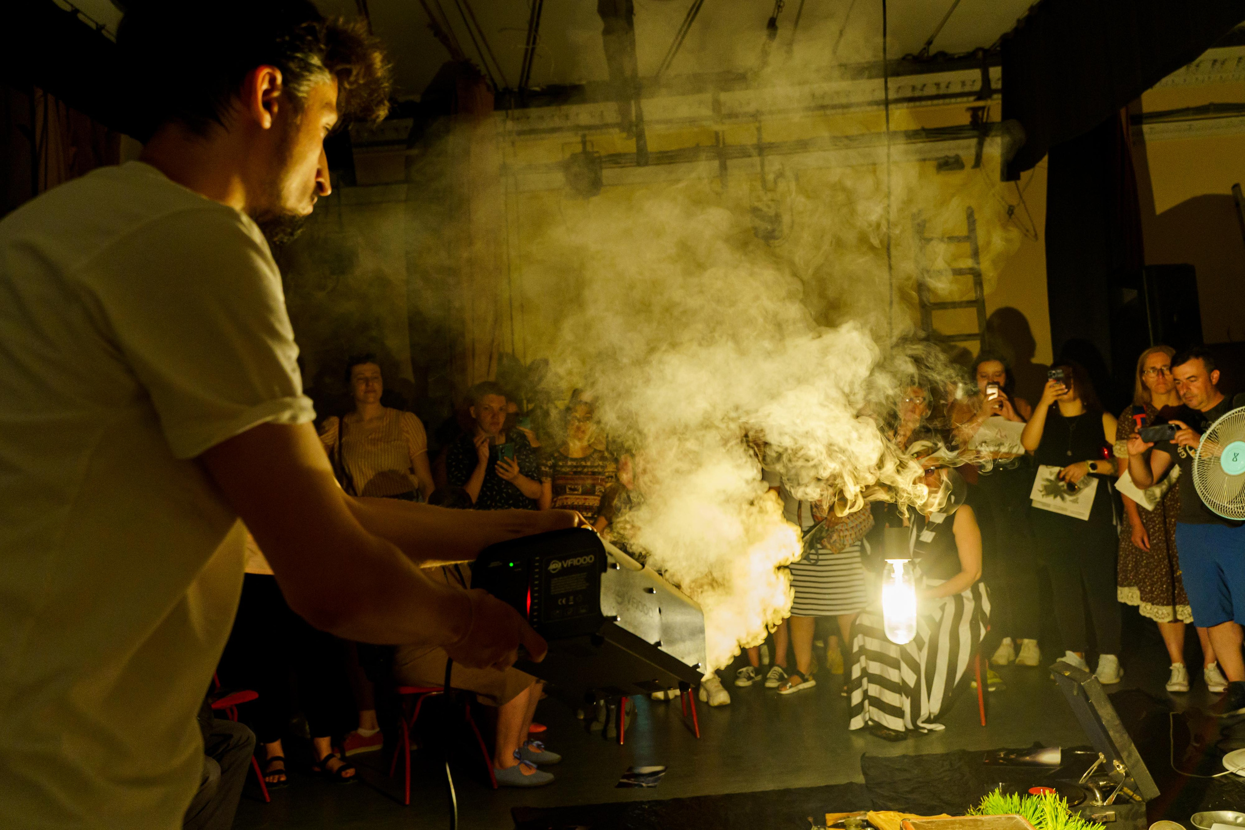 «Старухи» — спектакль-променад по мотивам произведений Д. Хармса. Фотограф Анастасия Арланцева
