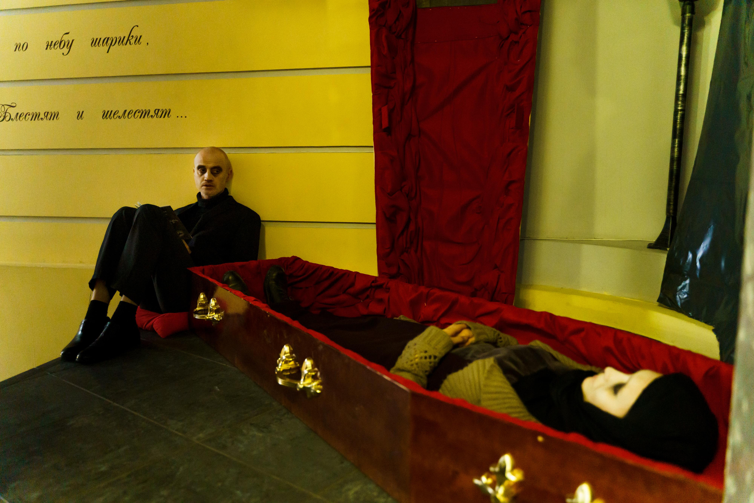 «Старухи» — спектакль-променад по мотивам произведений Д. Хармса. Фотограф Анастасия Арланцева