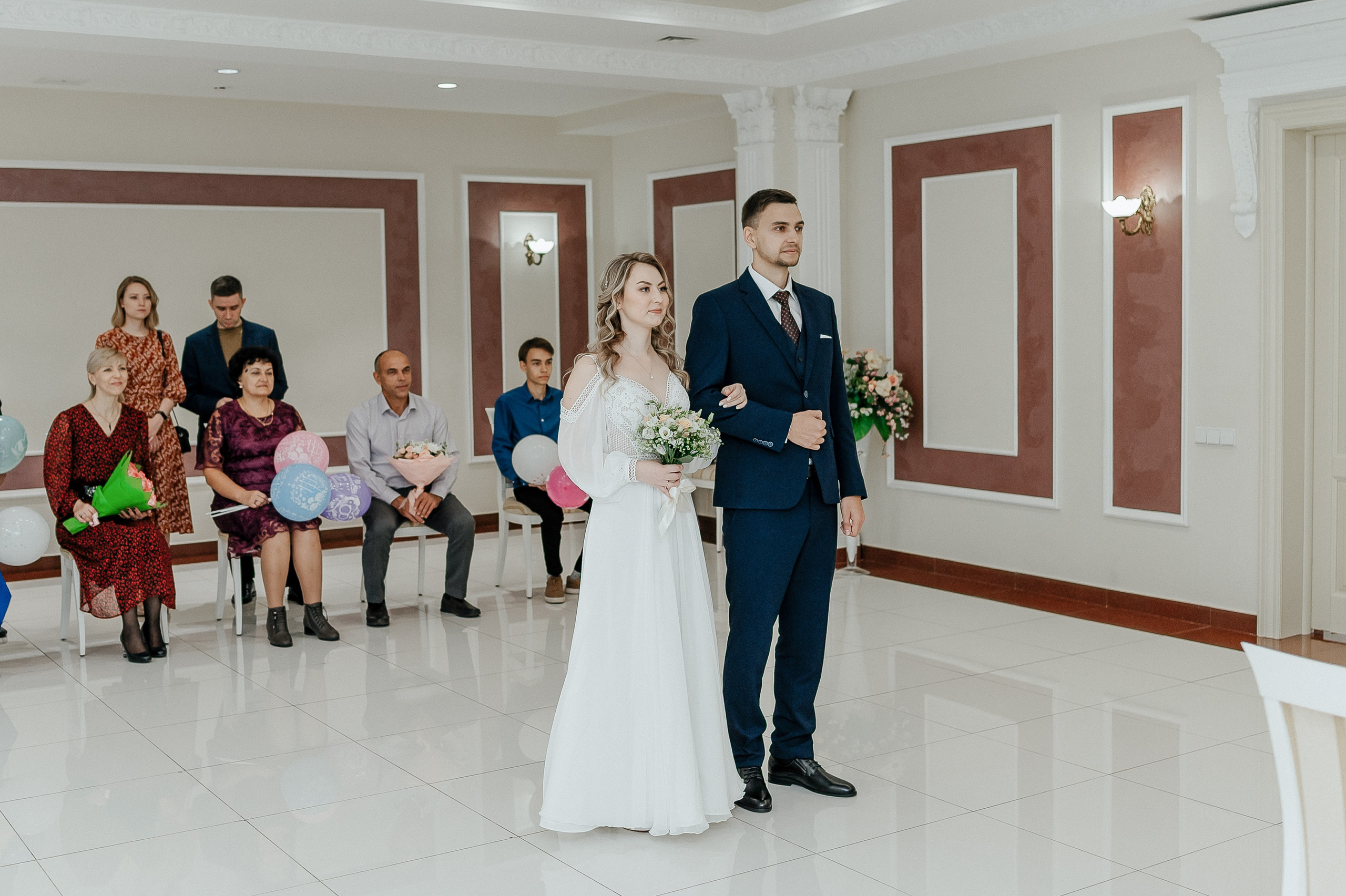 Жених и невеста на регистрации брака в загсе Реутов