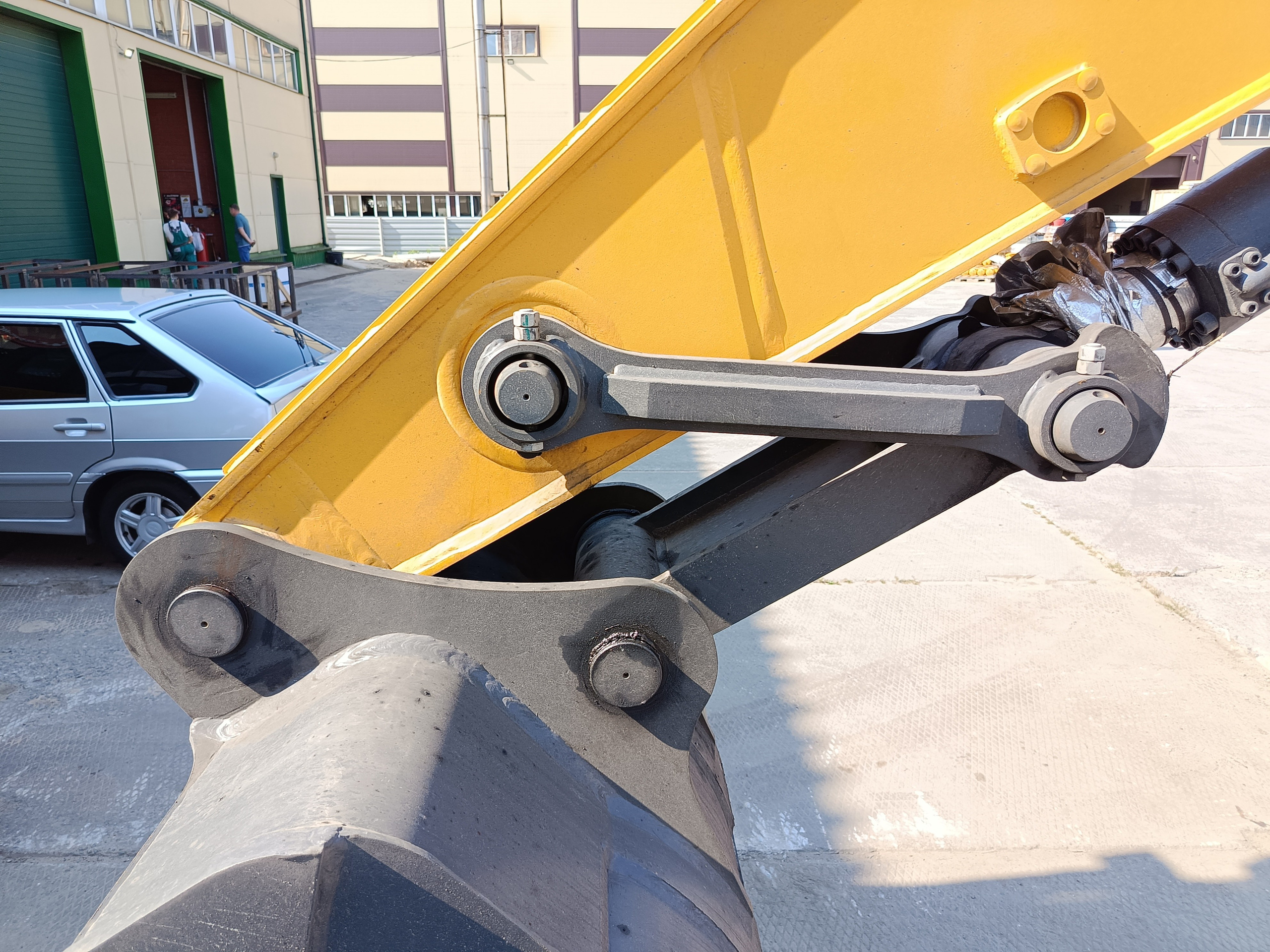 Фото гус. экс. Beezone В210EW. Продажа и обслуживание грузовой техники и спецтехники в г. Новосибирск компания СТИ