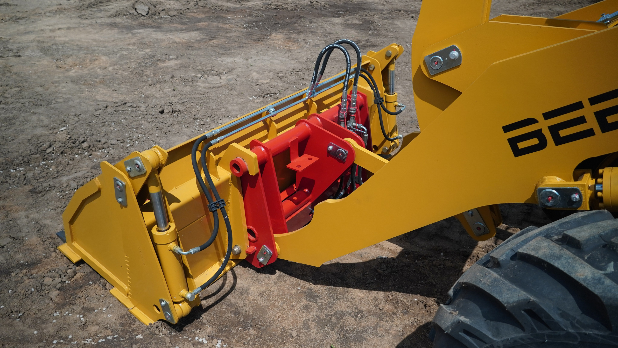 Фото фронт.погр. Beezone 920. Продажа и обслуживание грузовой техники и спецтехники в г. Новосибирск компания СТИ