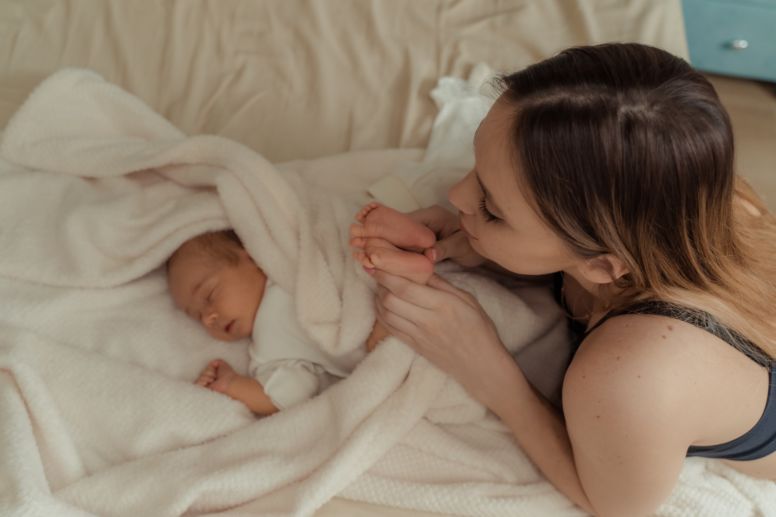 Фотосъемка новорожденного в минималистичном стиле