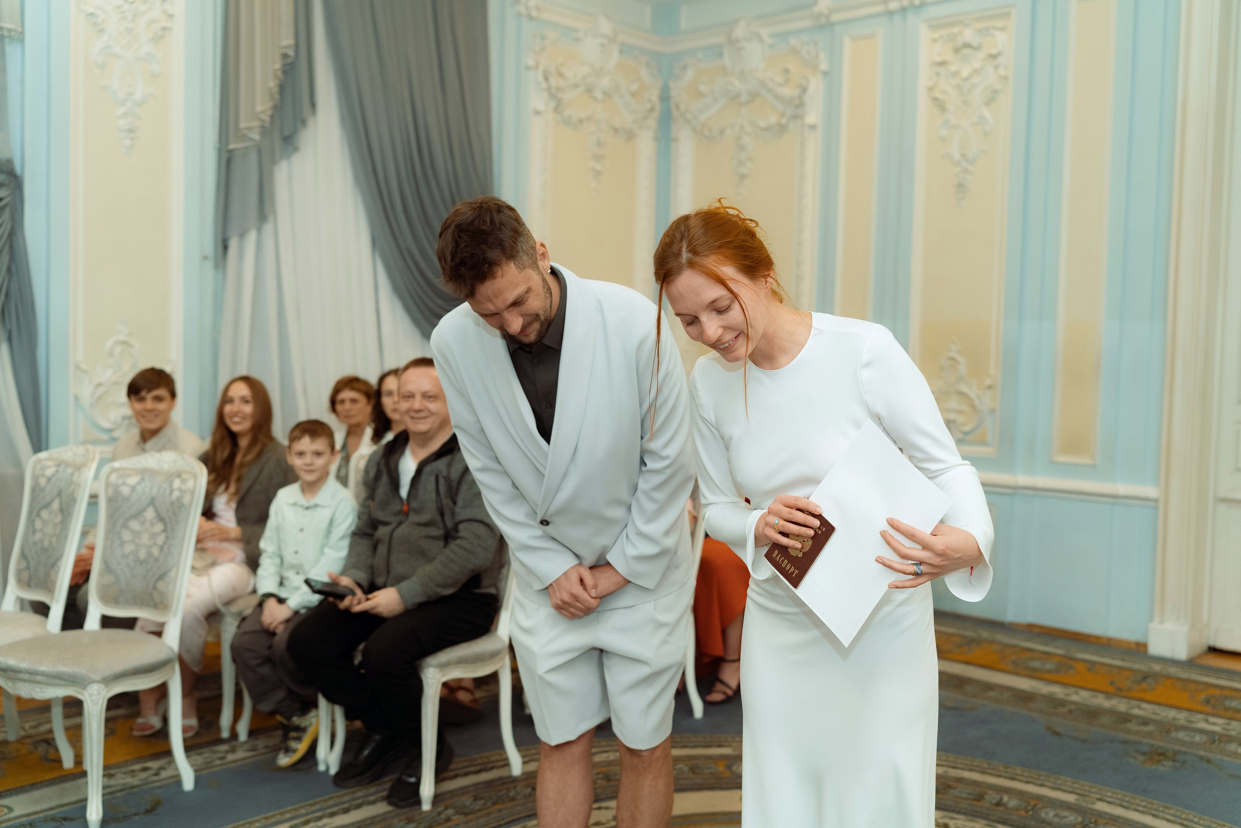 Пара поклоном благодарит регистратора