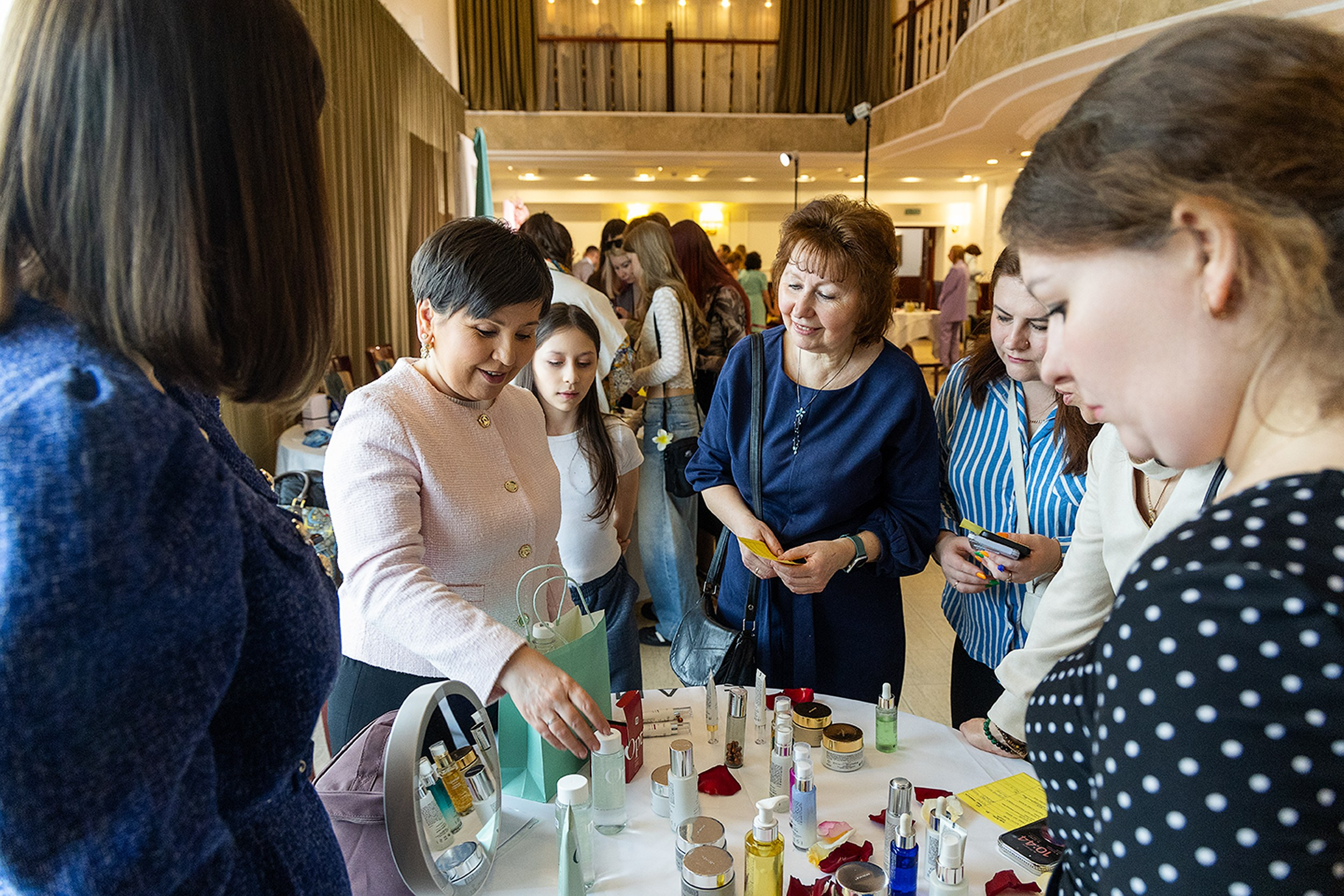 Постановочная фотосъемка у банера на мероприятии