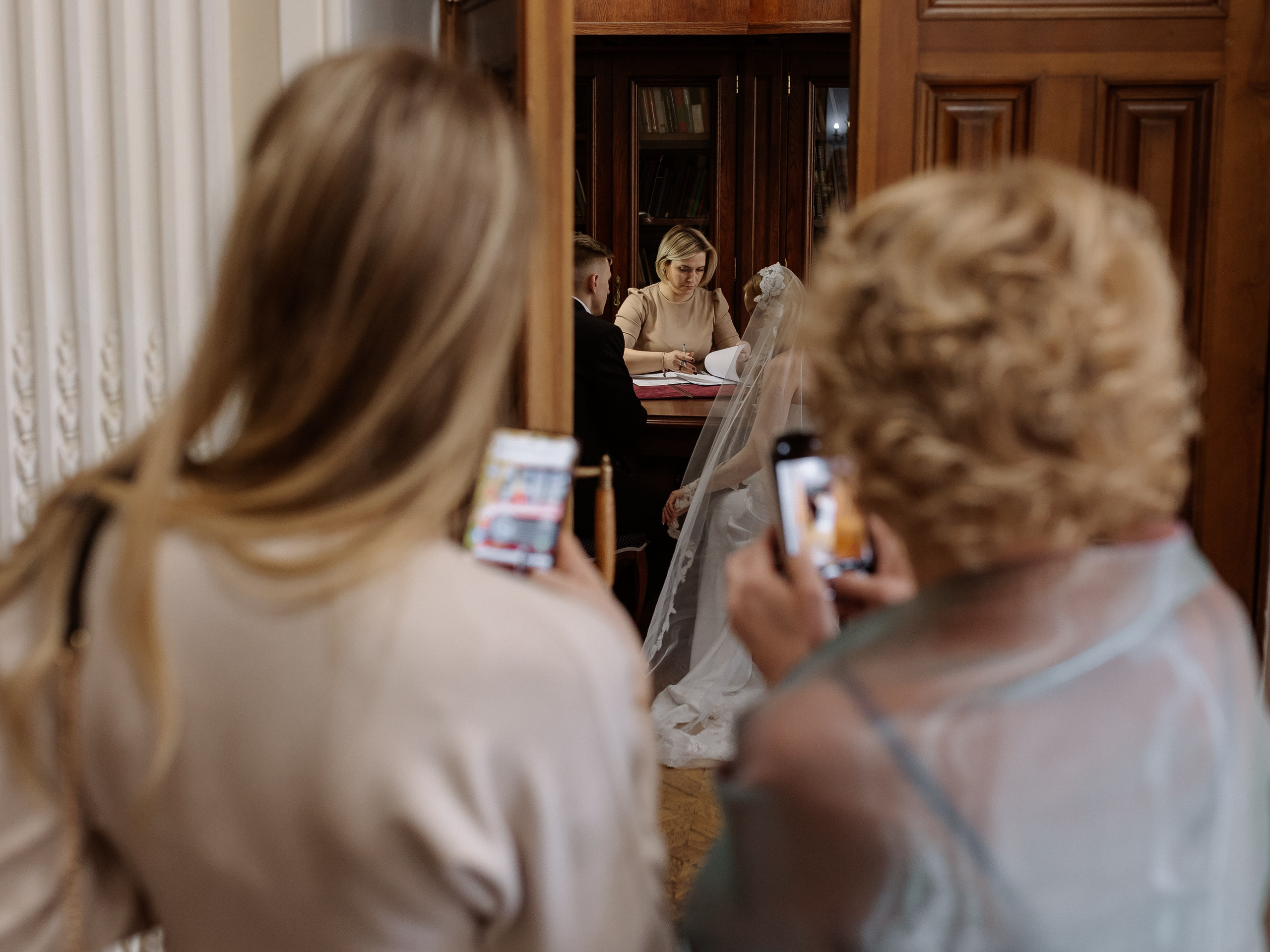 Регистрация брака и свадебная фотосессия в Библиотеке искусств имени А. П. Боголюбова. Свадебный фотограф в Москве Мария Крош