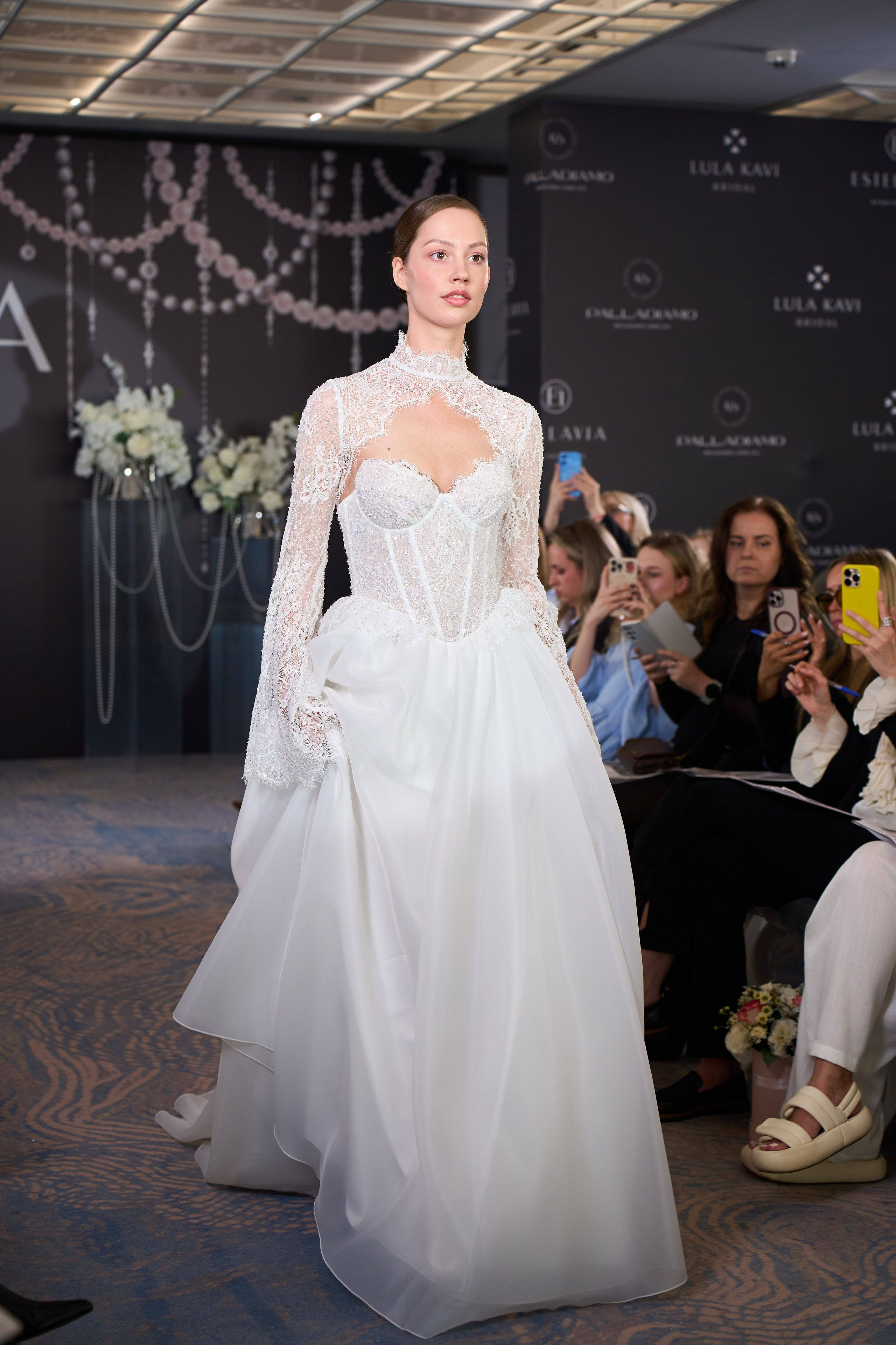 Репортажный фотограф. Показ свадебных платьев в Москве. Репортажный фотограф в Москве Вадим Галанин