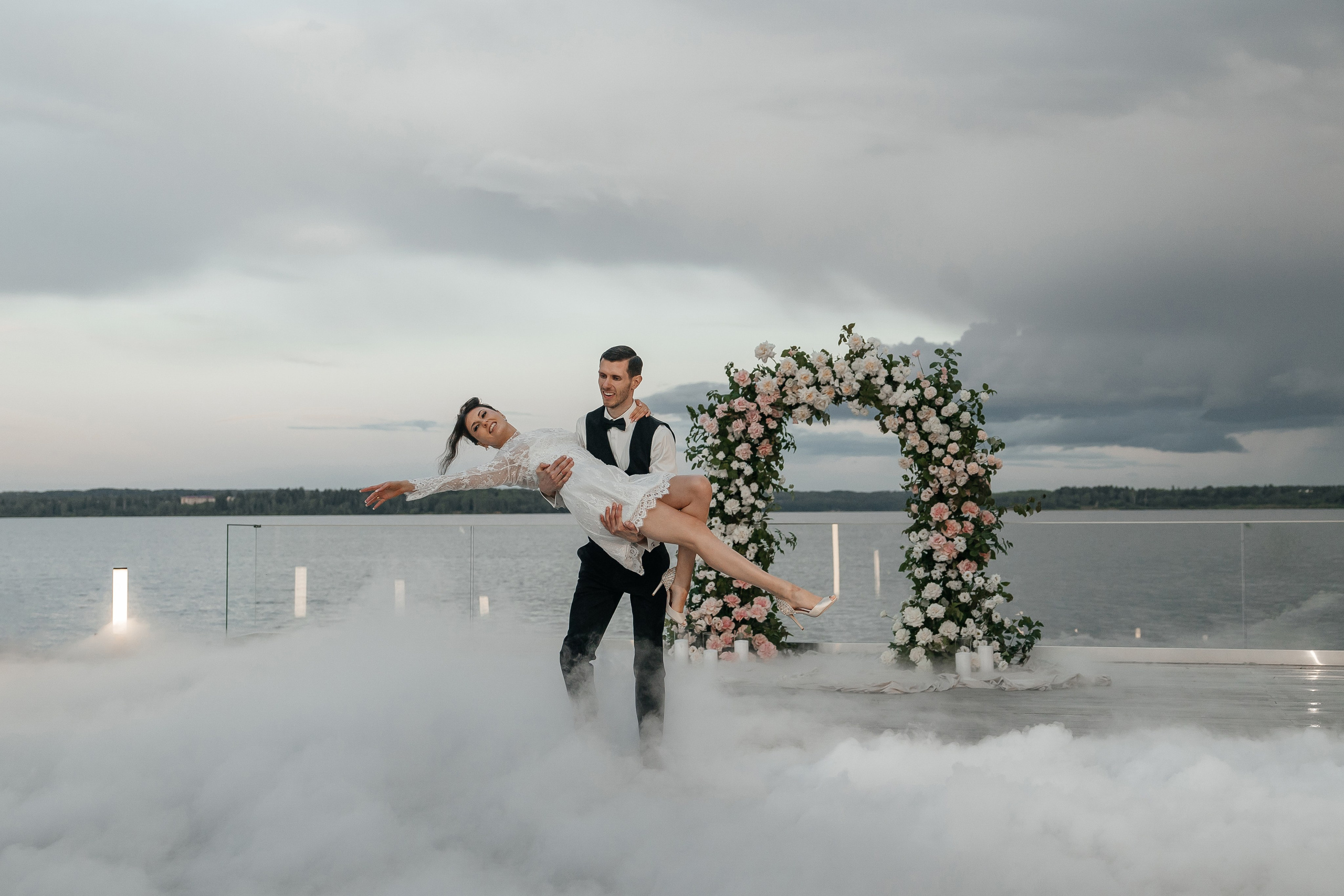 Свадебный танец с тяжелым дымом на площадке THE SUN LAKE VERANDA на озере Сенеж Солнечногорск