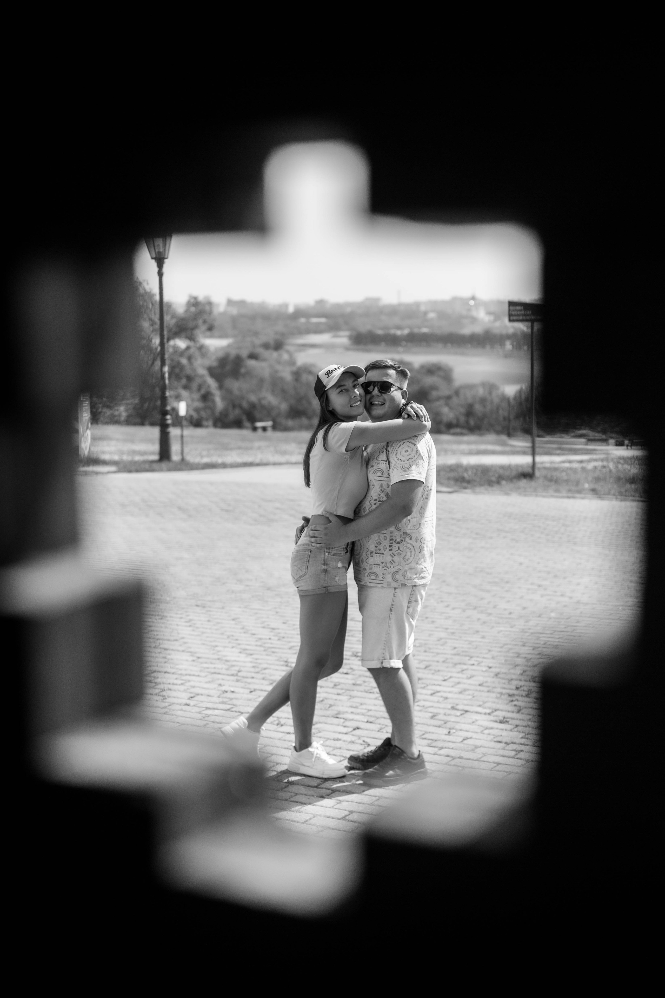 Красивая фото на до свадебной фотосессии в Коломенском. Ч/б через главные ворота. Подробнее...