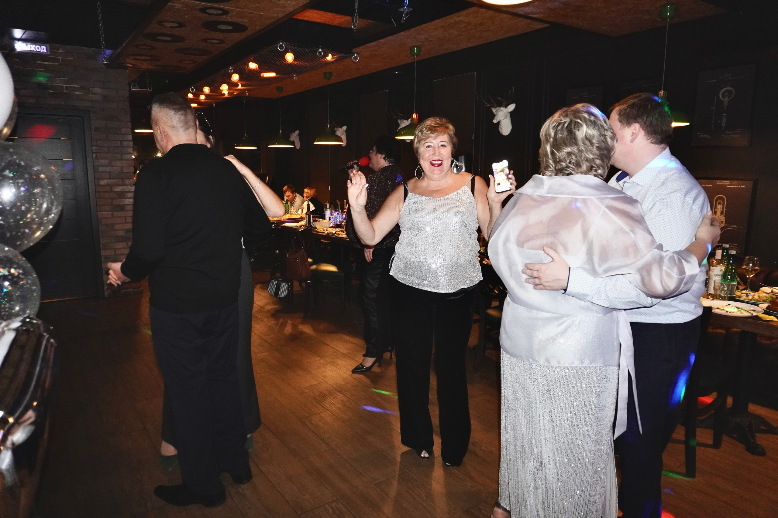 Съемка на день рождения Елены в окружении друзей и родных. Репортажный и портретный фотограф Татьяна Одинцова