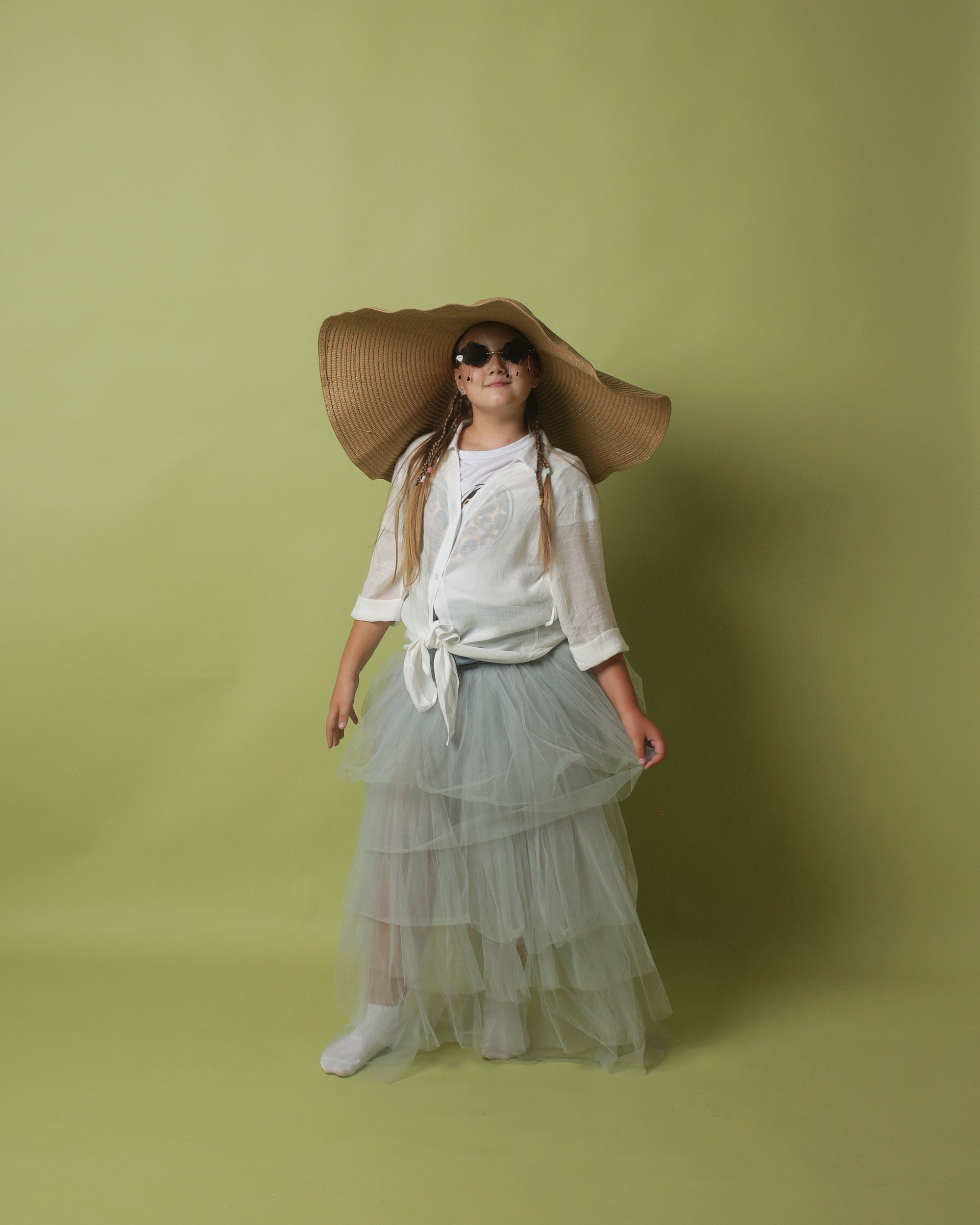 портрет милой маленькой дамы в фотостудии