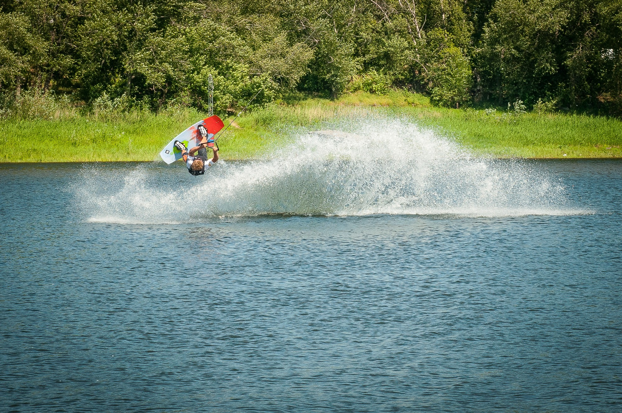Вейкбордист делает сальто над водой