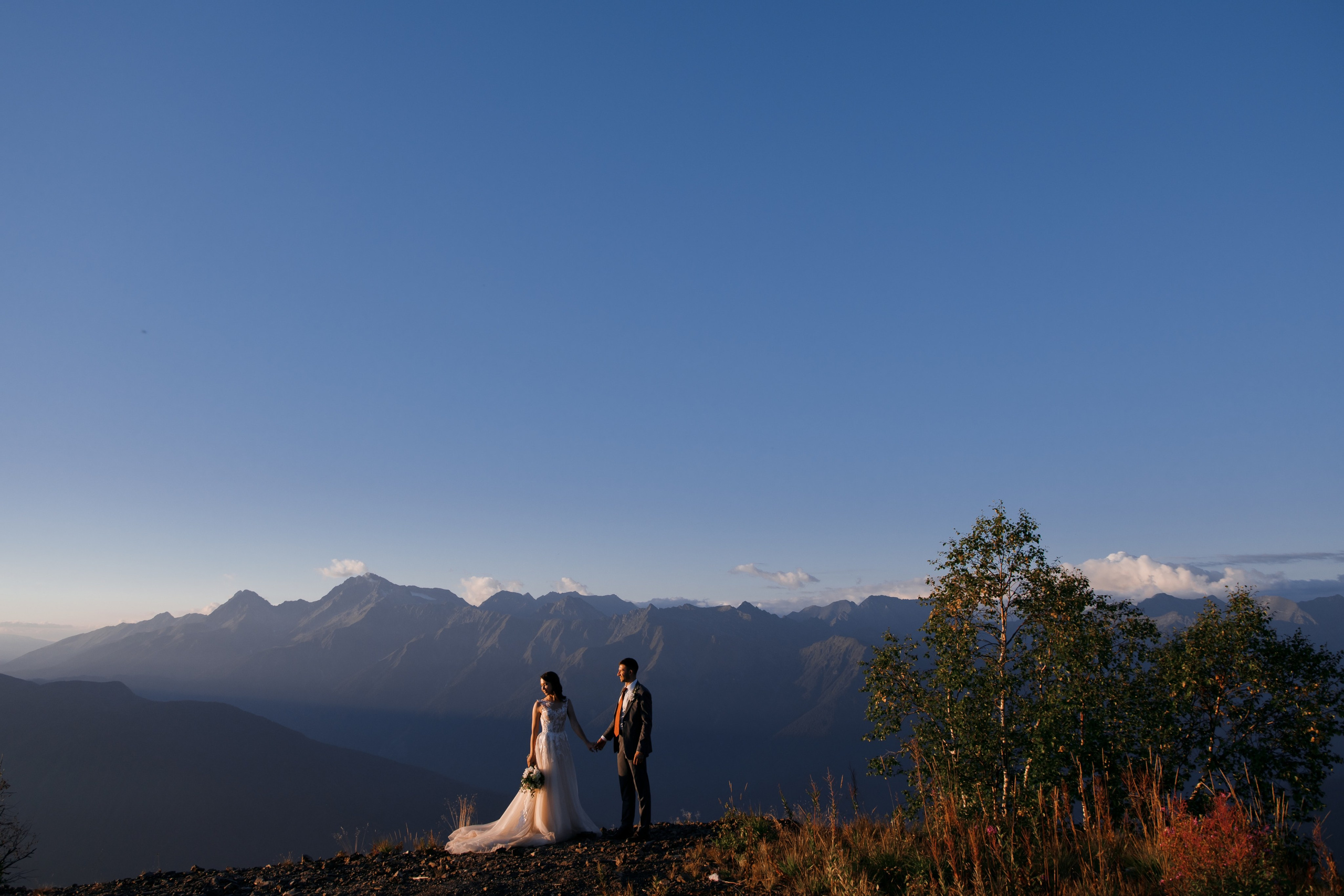 Невеста в свадебном платье на фоне гор Сочи