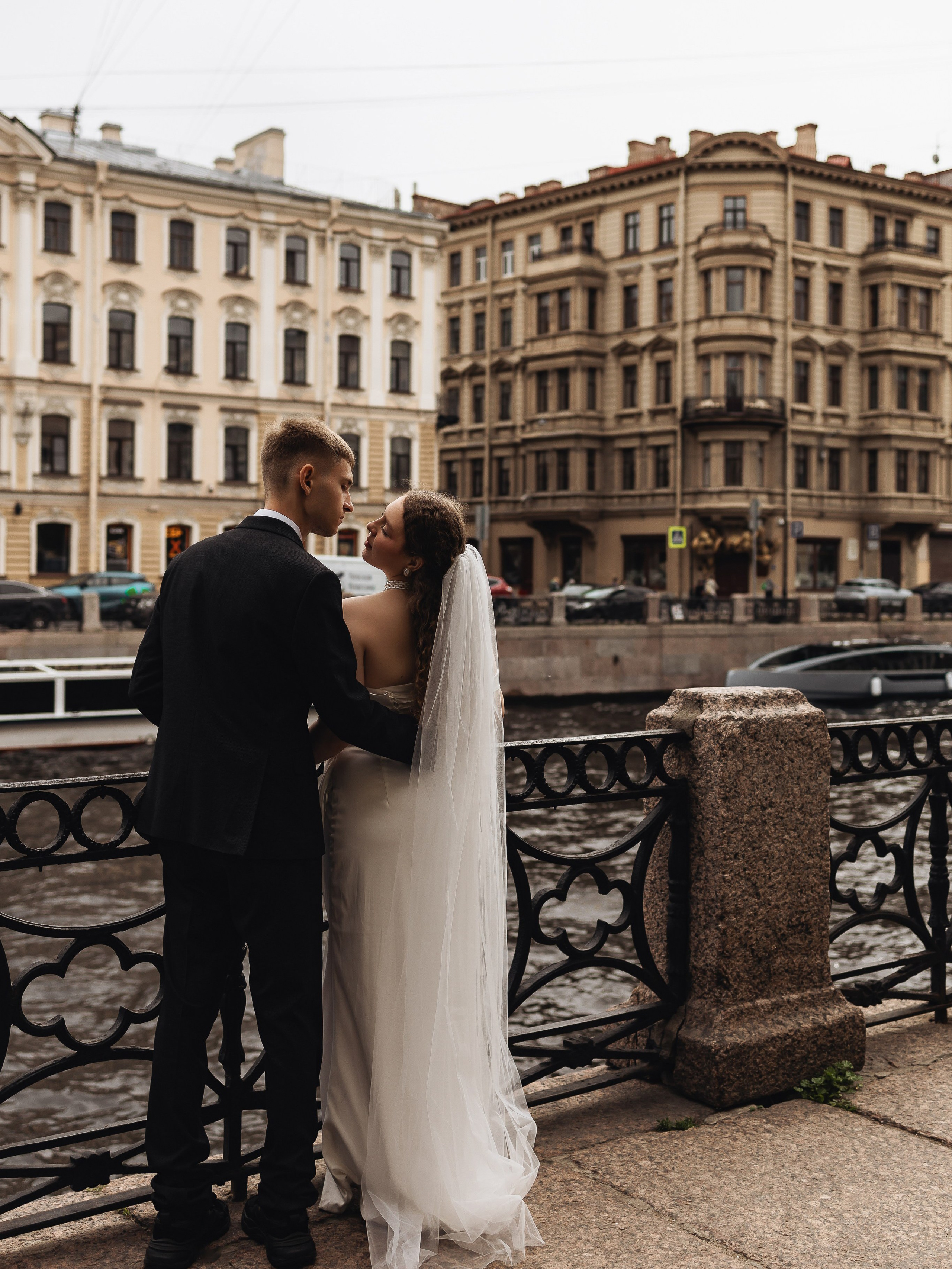 Свадебная фотосессия у Исаакиевского собора в СПб. Исаакиевская площадь, Синий мост, Мариинский дворец, особняк Демидова и виды на собор из сквера — классические локации для элегантной съёмки