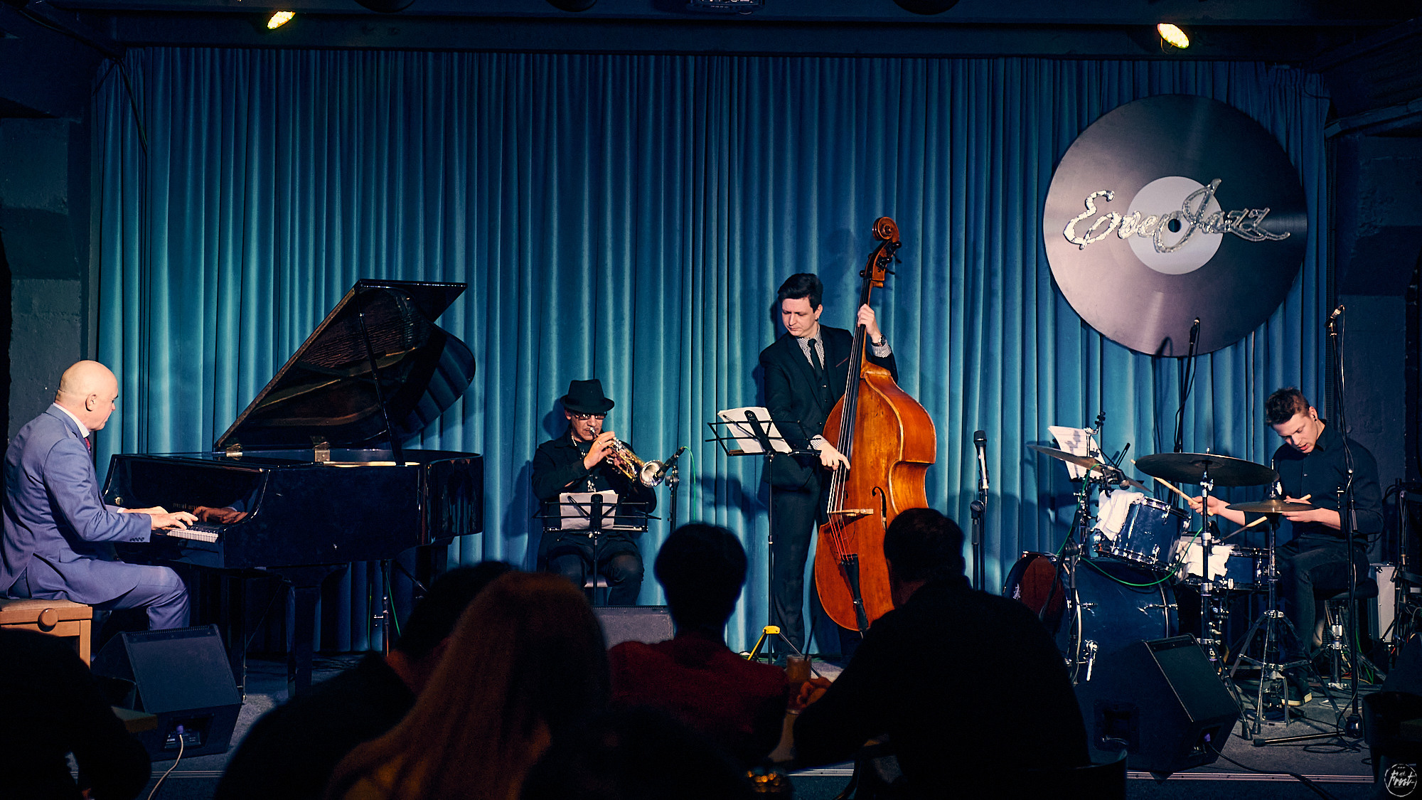 Концерт турецкой певицы Сибель Кёсе в джаз-клубе EverJazz. Фотографии отовсюду и обо всем