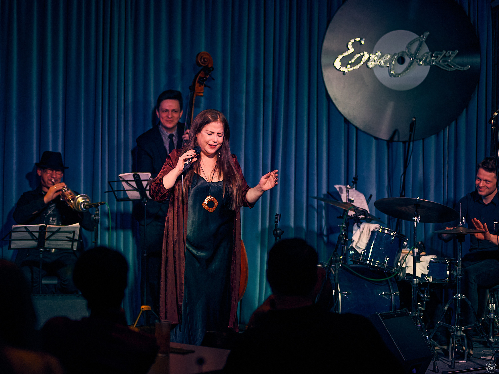 Концерт турецкой певицы Сибель Кёсе в джаз-клубе EverJazz. Фотографии отовсюду и обо всем