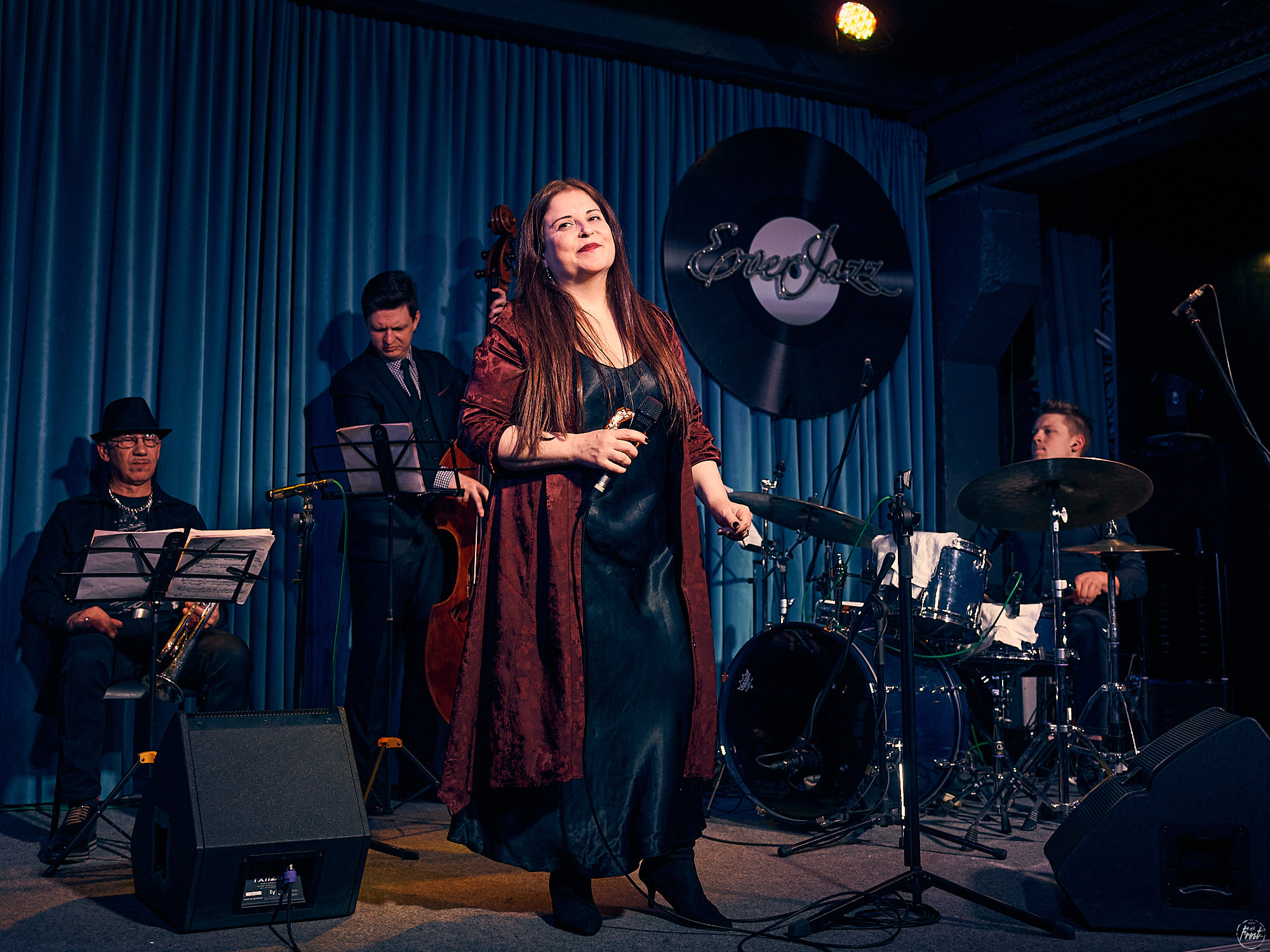 Концерт турецкой певицы Сибель Кёсе в джаз-клубе EverJazz. Фотографии отовсюду и обо всем