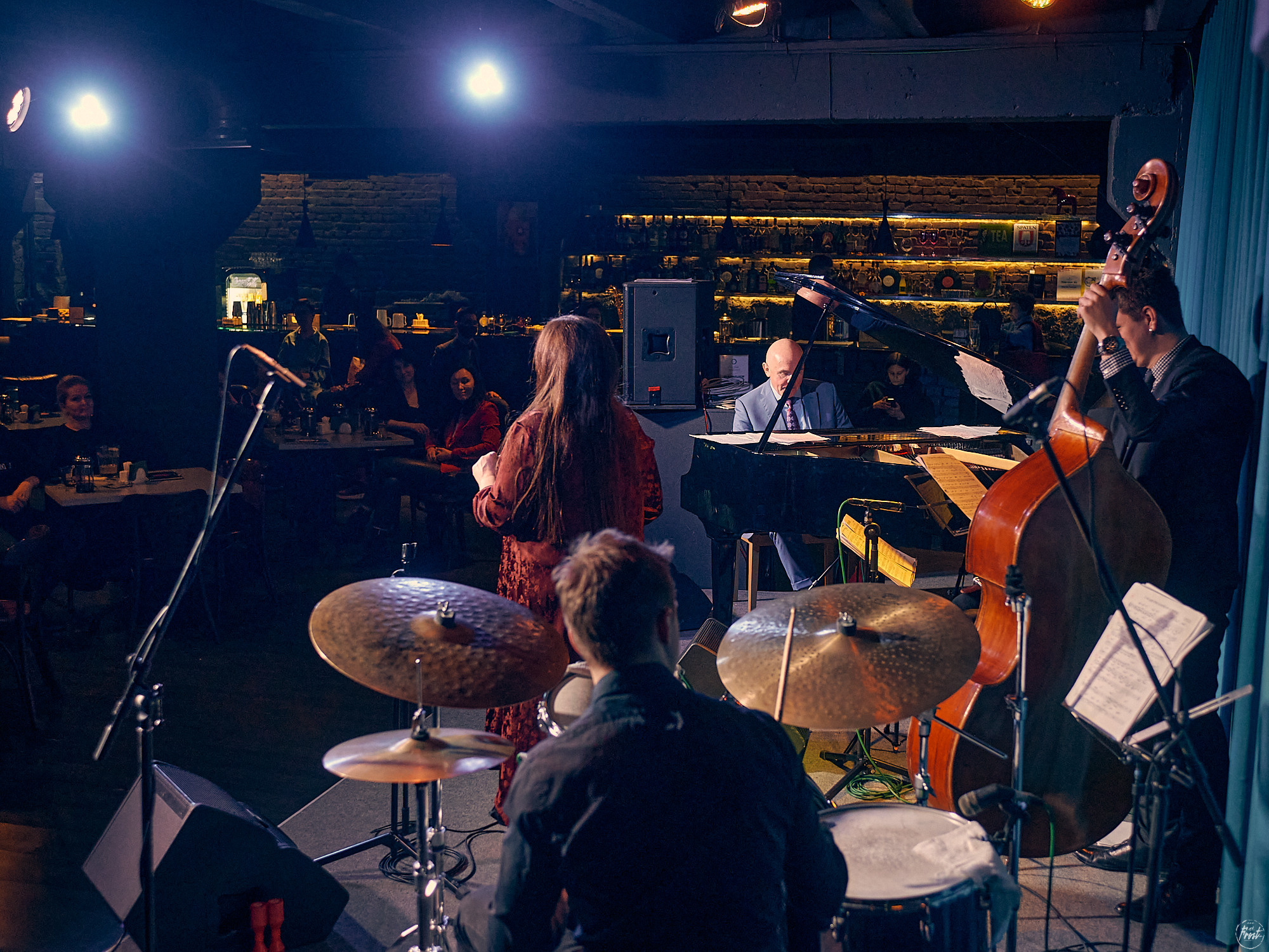 Концерт турецкой певицы Сибель Кёсе в джаз-клубе EverJazz. Фотографии отовсюду и обо всем