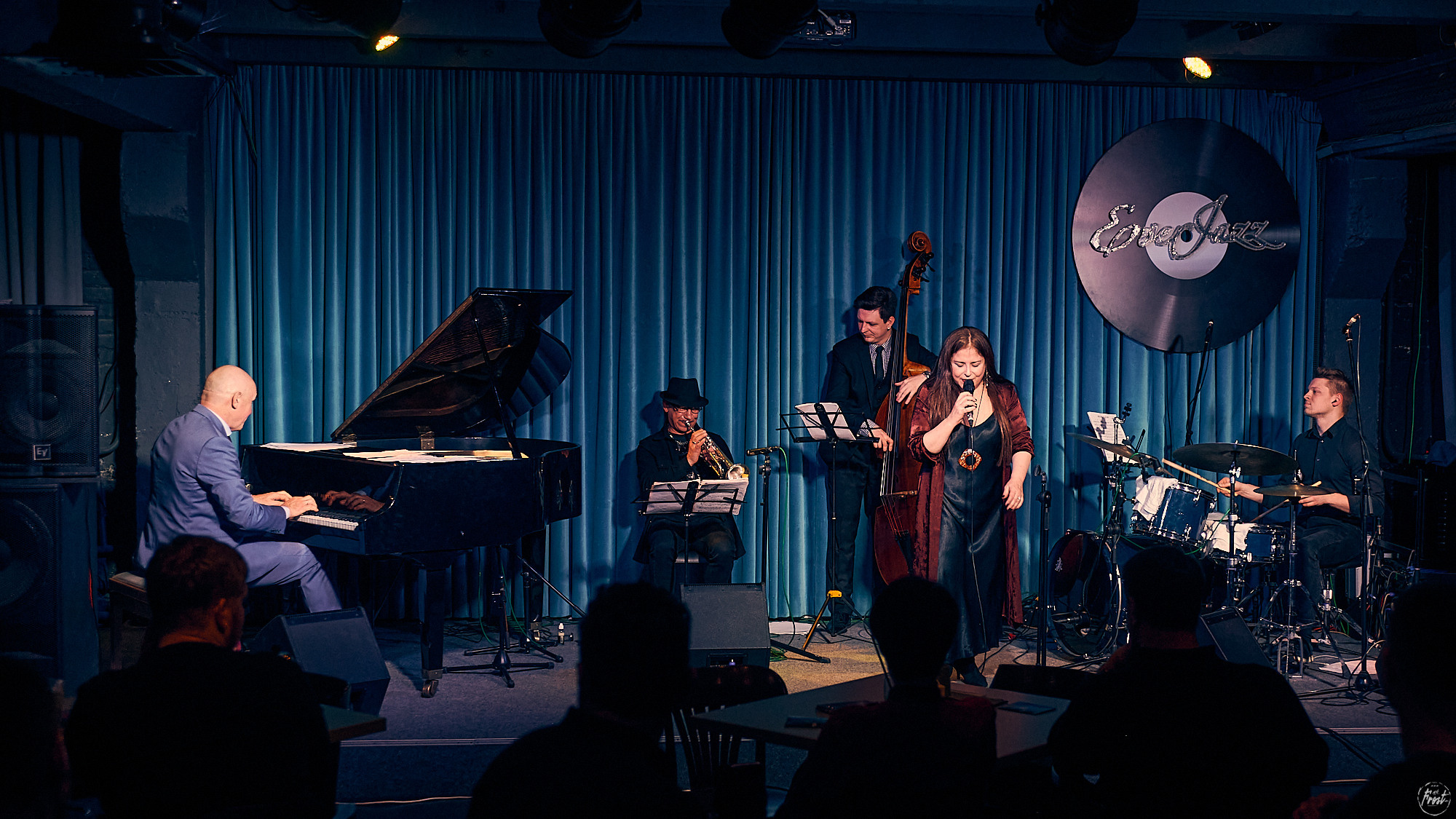 Концерт турецкой певицы Сибель Кёсе в джаз-клубе EverJazz. Фотографии отовсюду и обо всем