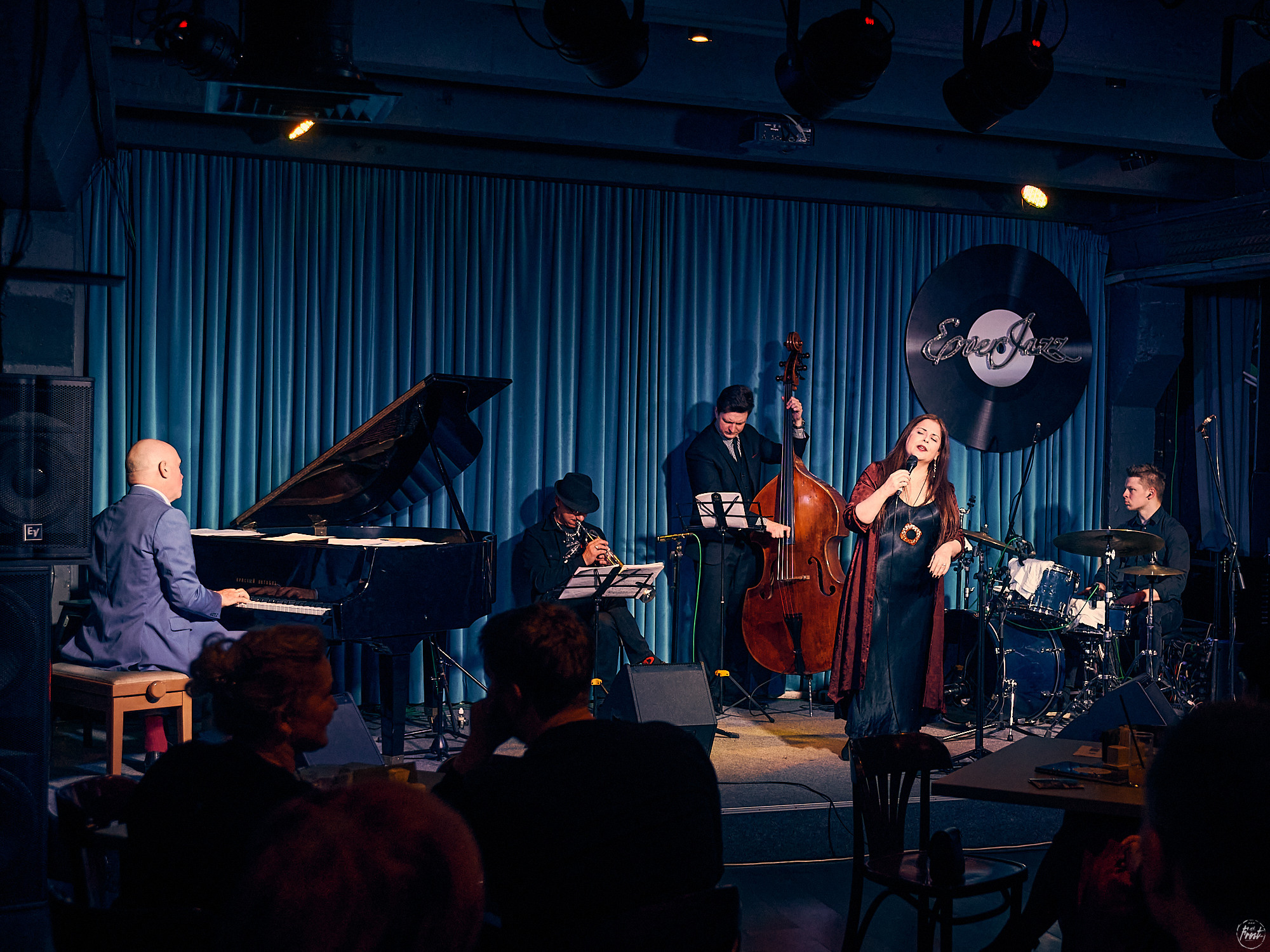 Концерт турецкой певицы Сибель Кёсе в джаз-клубе EverJazz. Фотографии отовсюду и обо всем