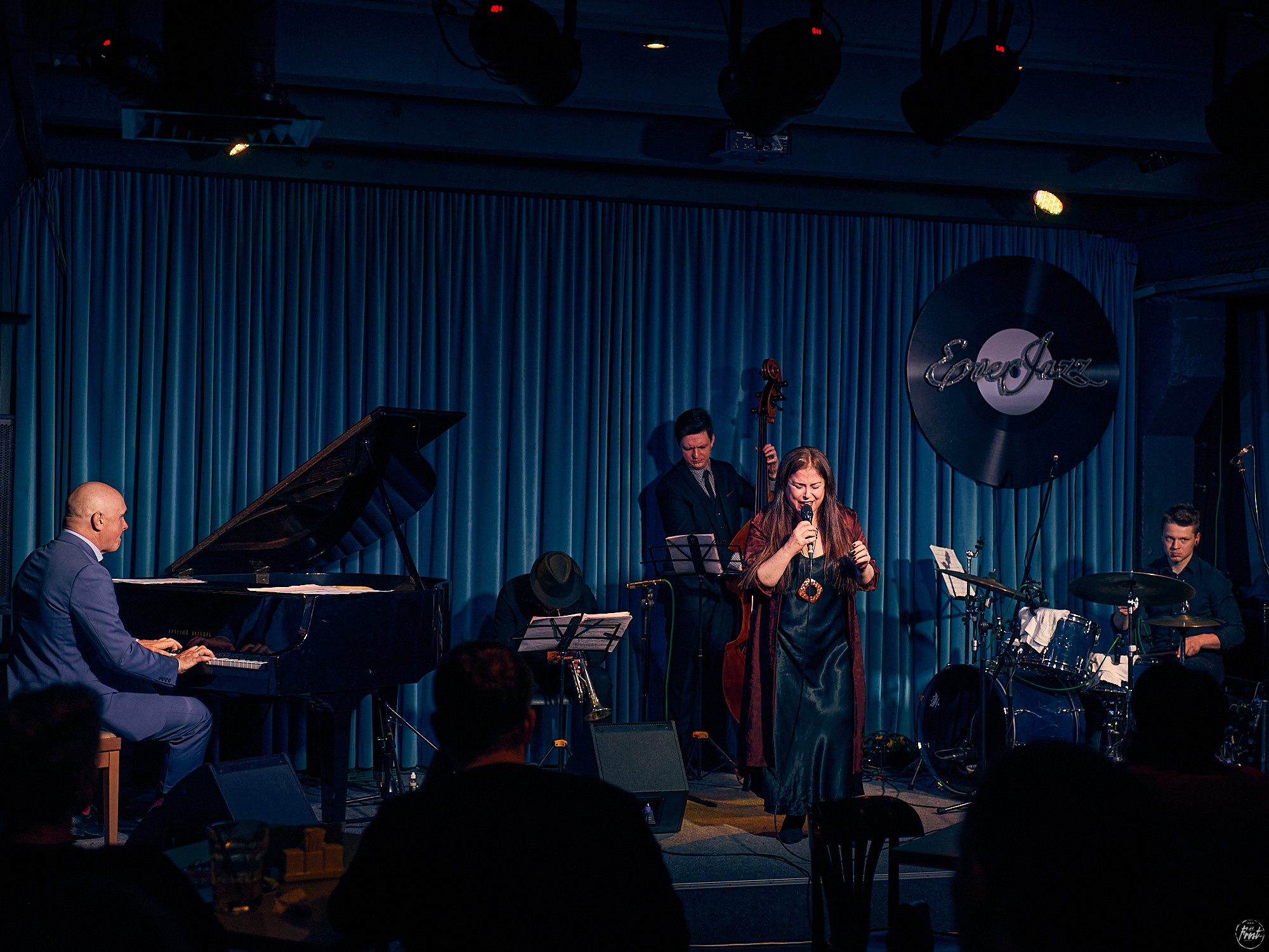 Концерт турецкой певицы Сибель Кёсе в джаз-клубе EverJazz. Фотографии отовсюду и обо всем