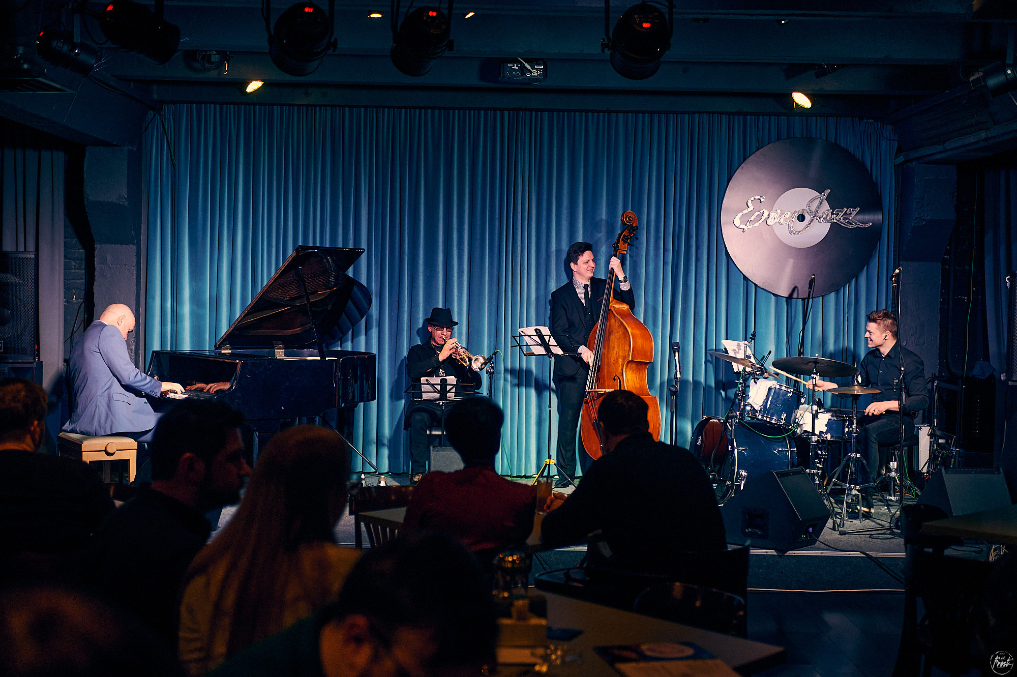 Концерт турецкой певицы Сибель Кёсе в джаз-клубе EverJazz. Фотографии отовсюду и обо всем