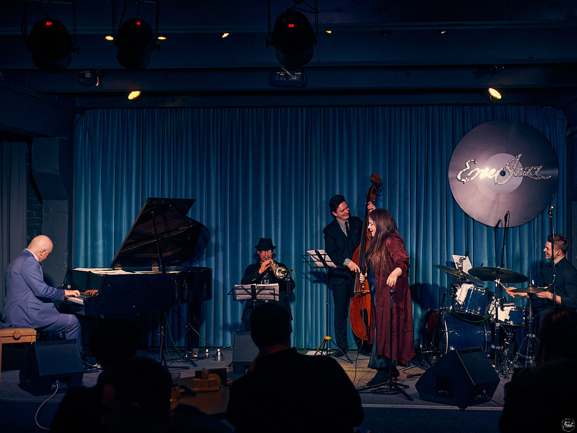 Концерт турецкой певицы Сибель Кёсе в джаз-клубе EverJazz. Фотографии отовсюду и обо всем