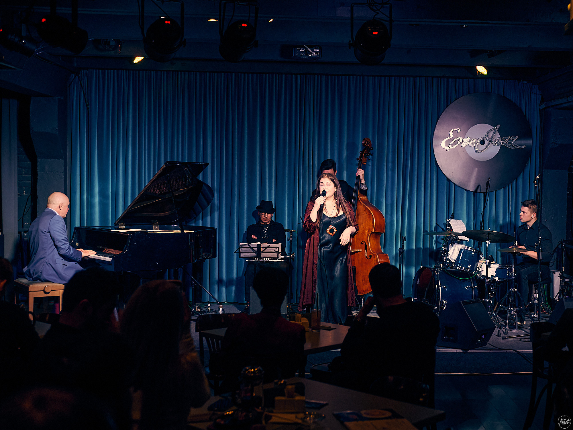 Концерт турецкой певицы Сибель Кёсе в джаз-клубе EverJazz. Фотографии отовсюду и обо всем