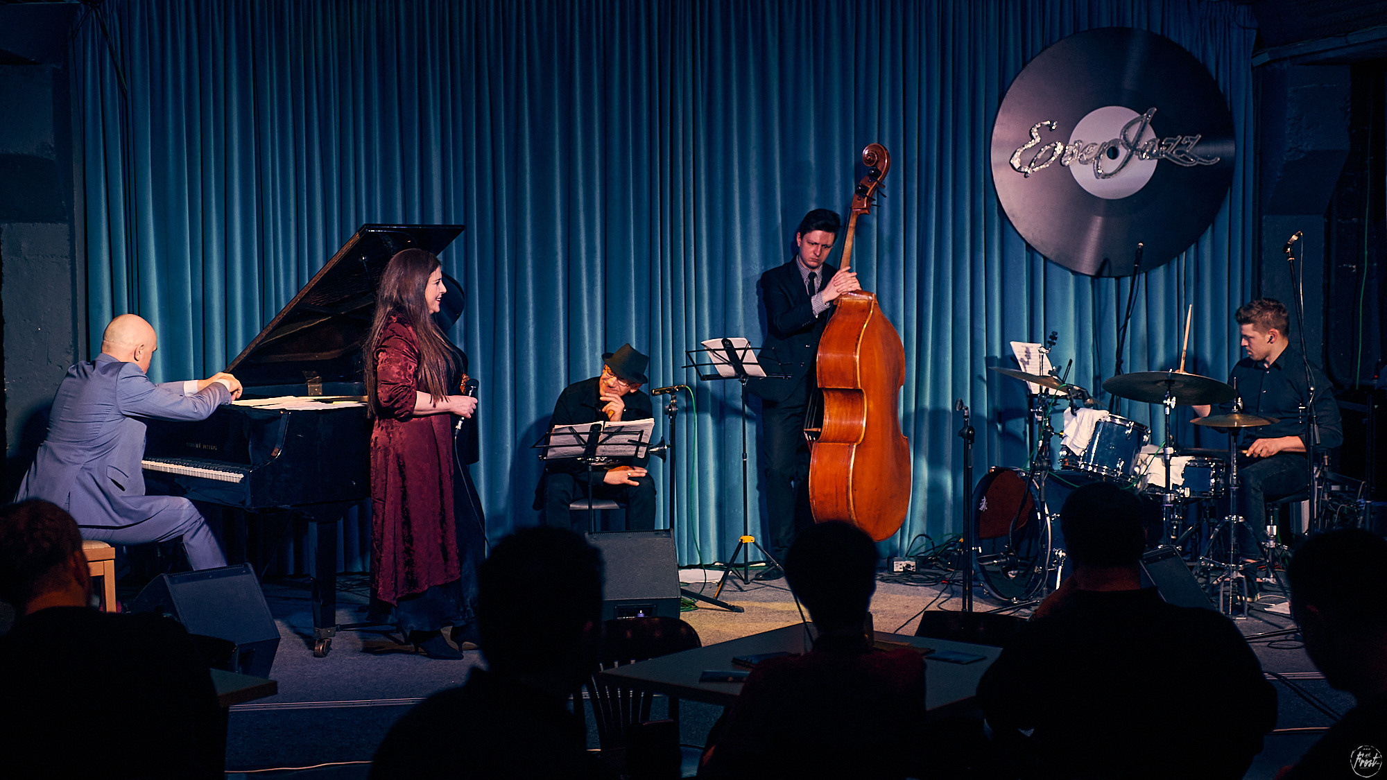 Концерт турецкой певицы Сибель Кёсе в джаз-клубе EverJazz. Фотографии отовсюду и обо всем