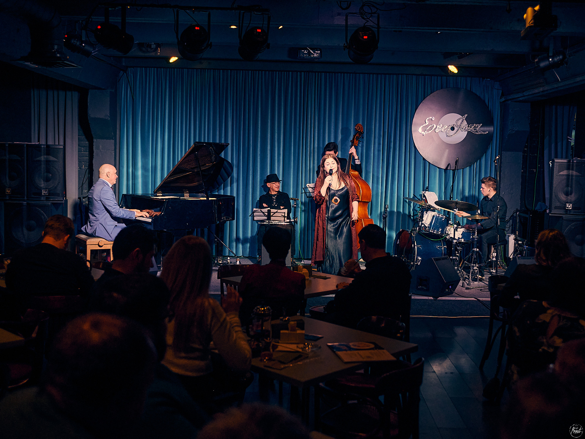 Концерт турецкой певицы Сибель Кёсе в джаз-клубе EverJazz. Фотографии отовсюду и обо всем