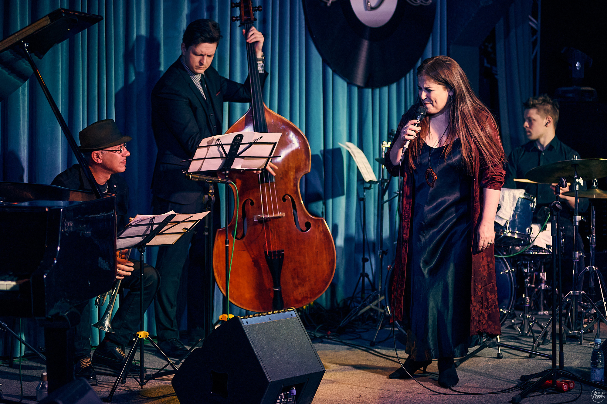 Концерт турецкой певицы Сибель Кёсе в джаз-клубе EverJazz. Фотографии отовсюду и обо всем