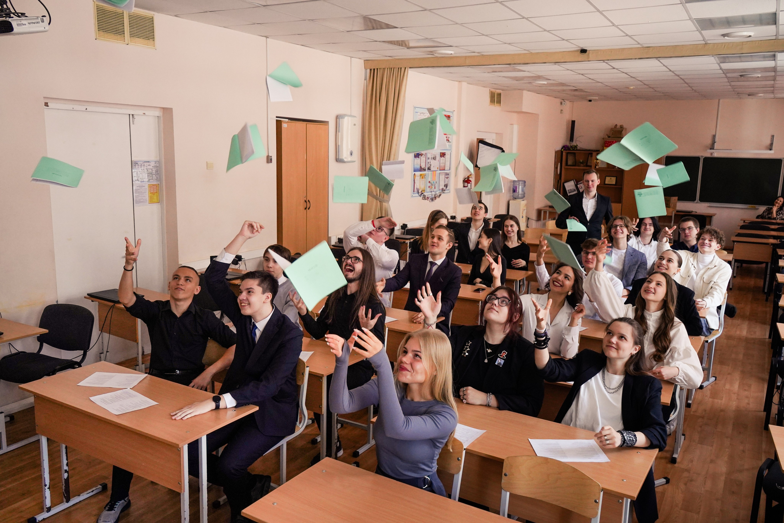 Выпускные альбомы 11 класс 76 школа Фотосессия на улице и в школе. Семейный и портретный фотограф в Екатеринбурге Анна Лобанова