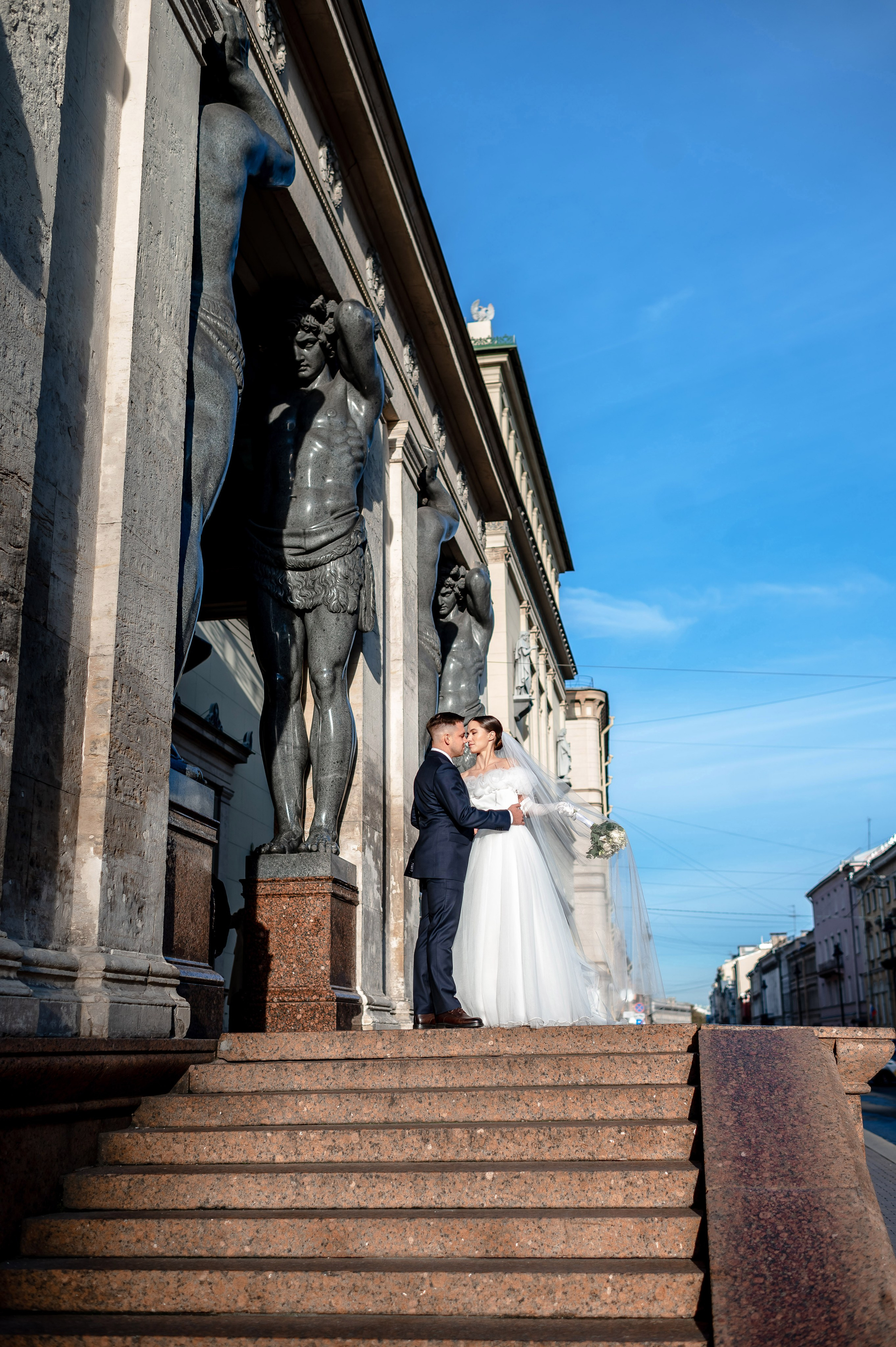 Осенняя великолепная свадебная прогулка жениха и невесты в октябре в Санкт-Петербурге в Михайловском парке и у Атлантов на Миллионной улице. Портретный, семейный и свадебный фотограф в Санкт-Петербурге и в Пушкине Ширяев Денис