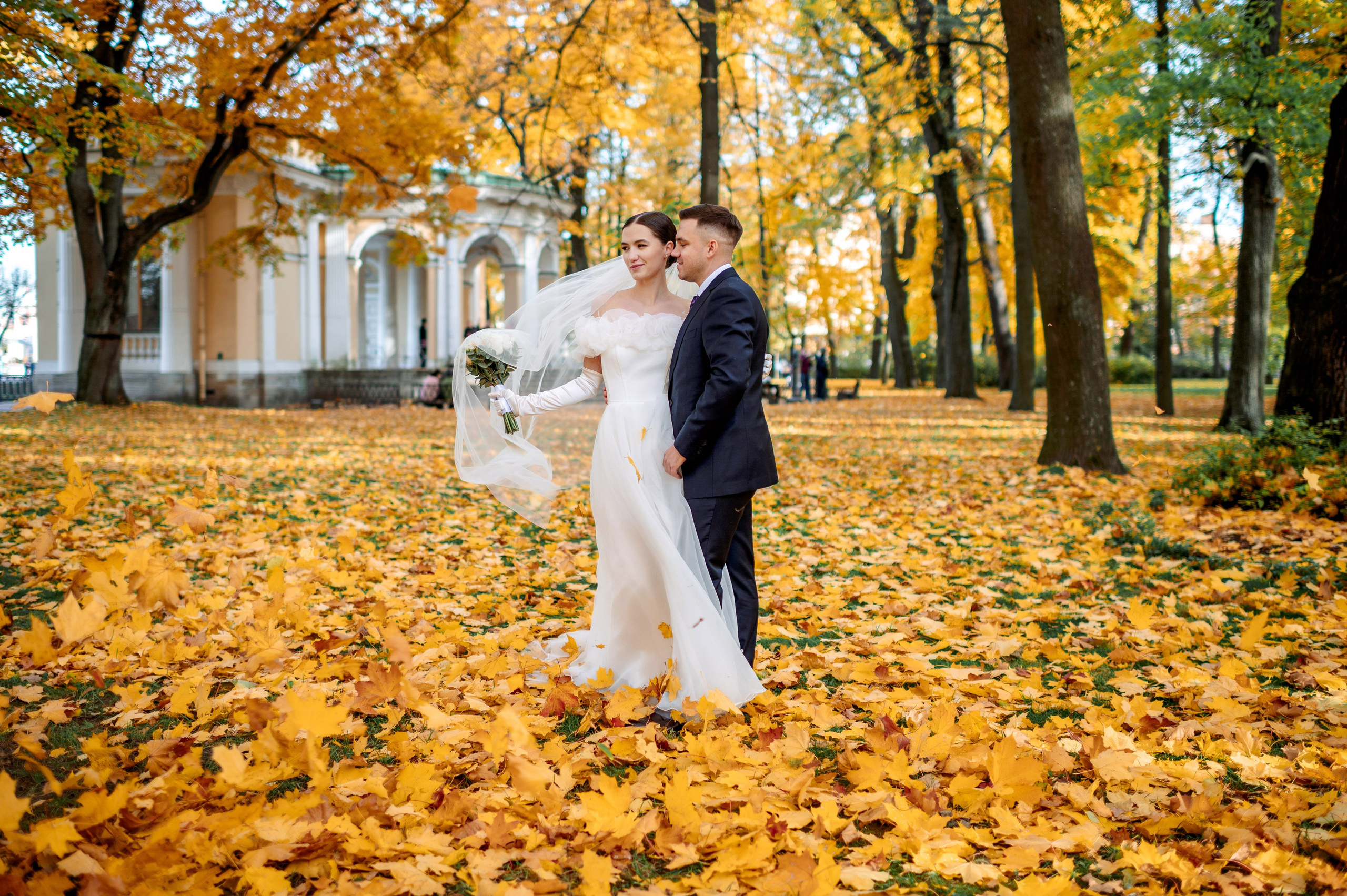 Осенняя великолепная свадебная прогулка жениха и невесты в октябре в Санкт-Петербурге в Михайловском парке и у Атлантов на Миллионной улице. Портретный, семейный и свадебный фотограф в Санкт-Петербурге и в Пушкине Ширяев Денис