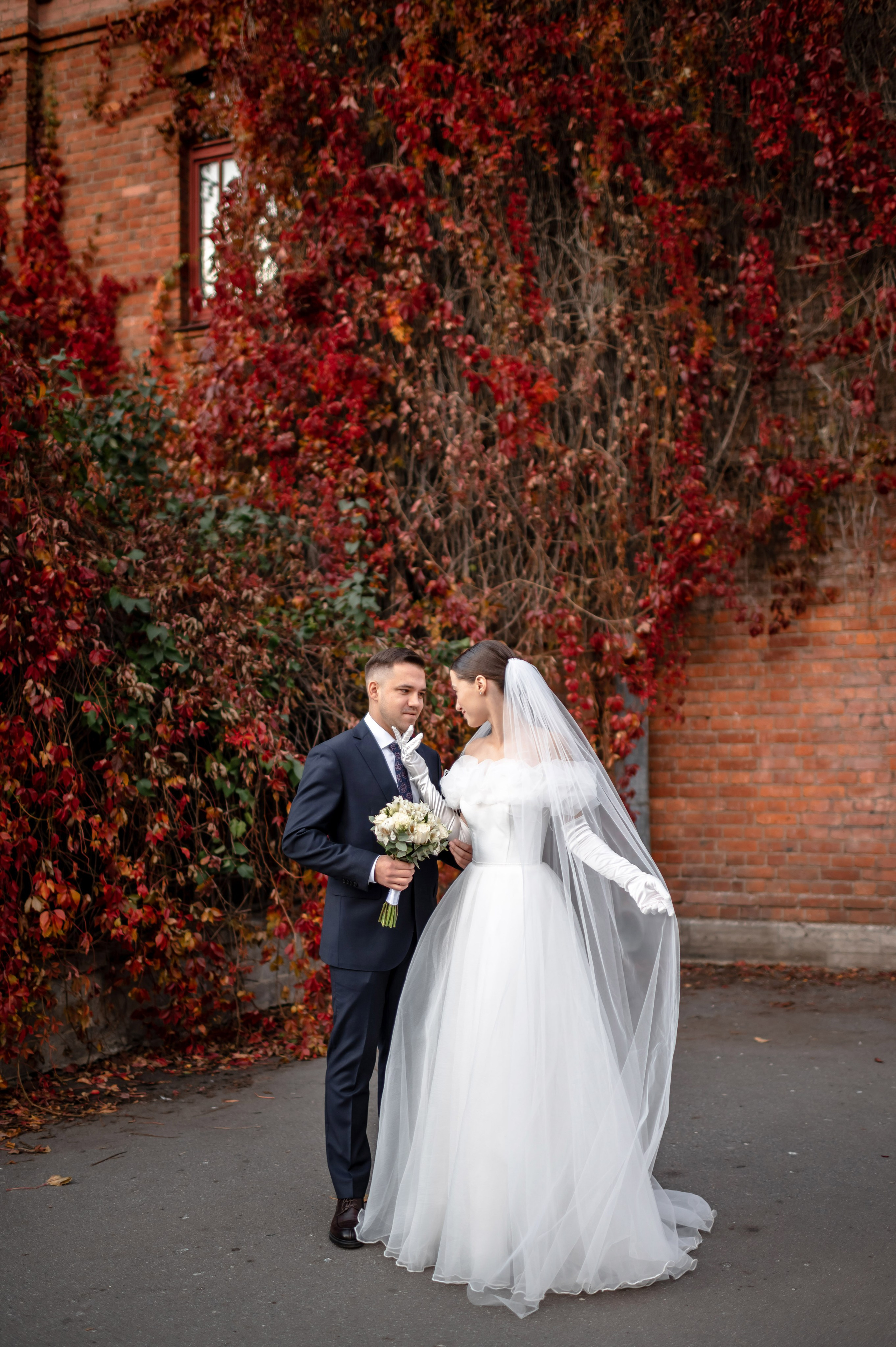 Осенняя великолепная свадебная прогулка жениха и невесты в октябре в Санкт-Петербурге в Михайловском парке и у Атлантов на Миллионной улице. Портретный, семейный и свадебный фотограф в Санкт-Петербурге и в Пушкине Ширяев Денис