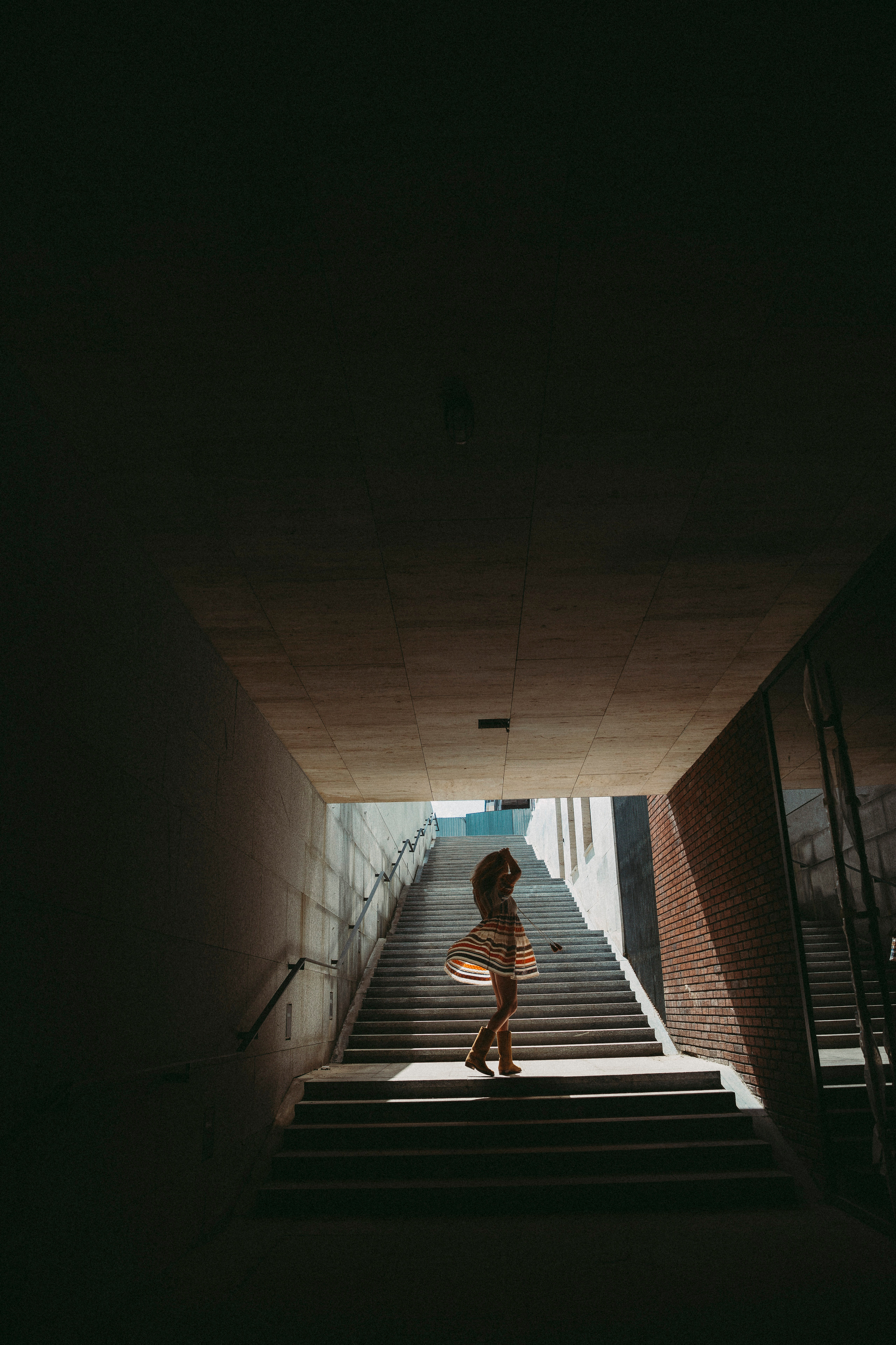 красивая девушка в контровом свете кружится