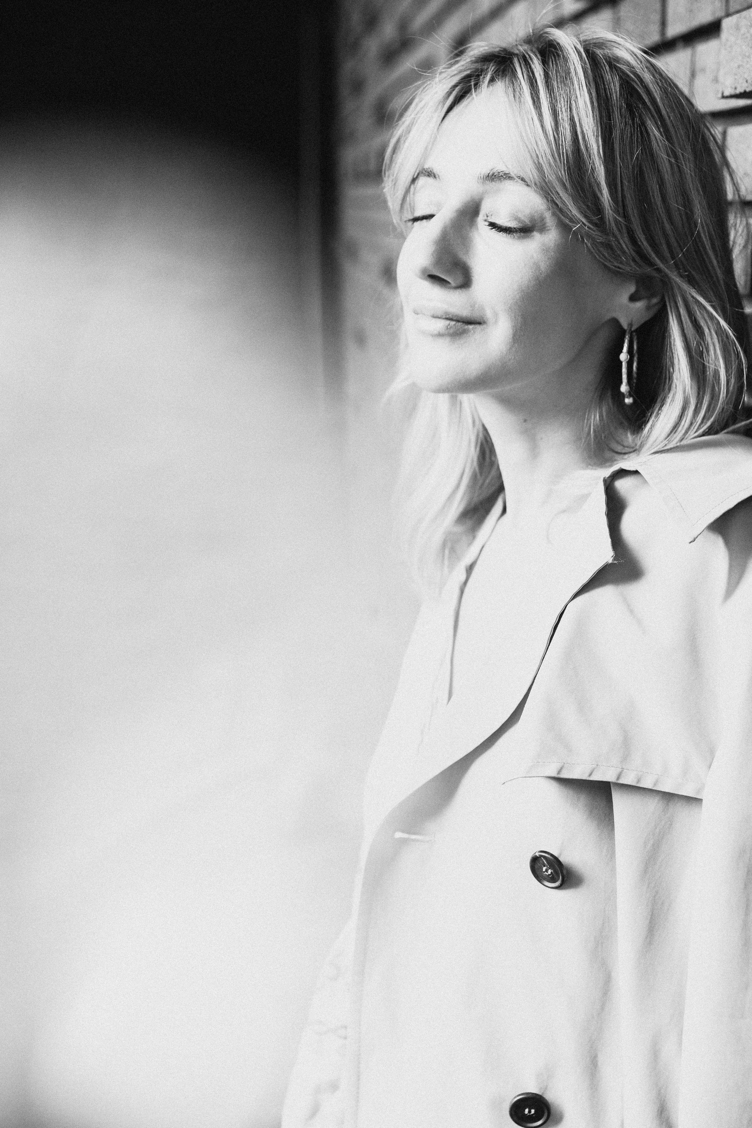 красивая молодая девушка в тренче