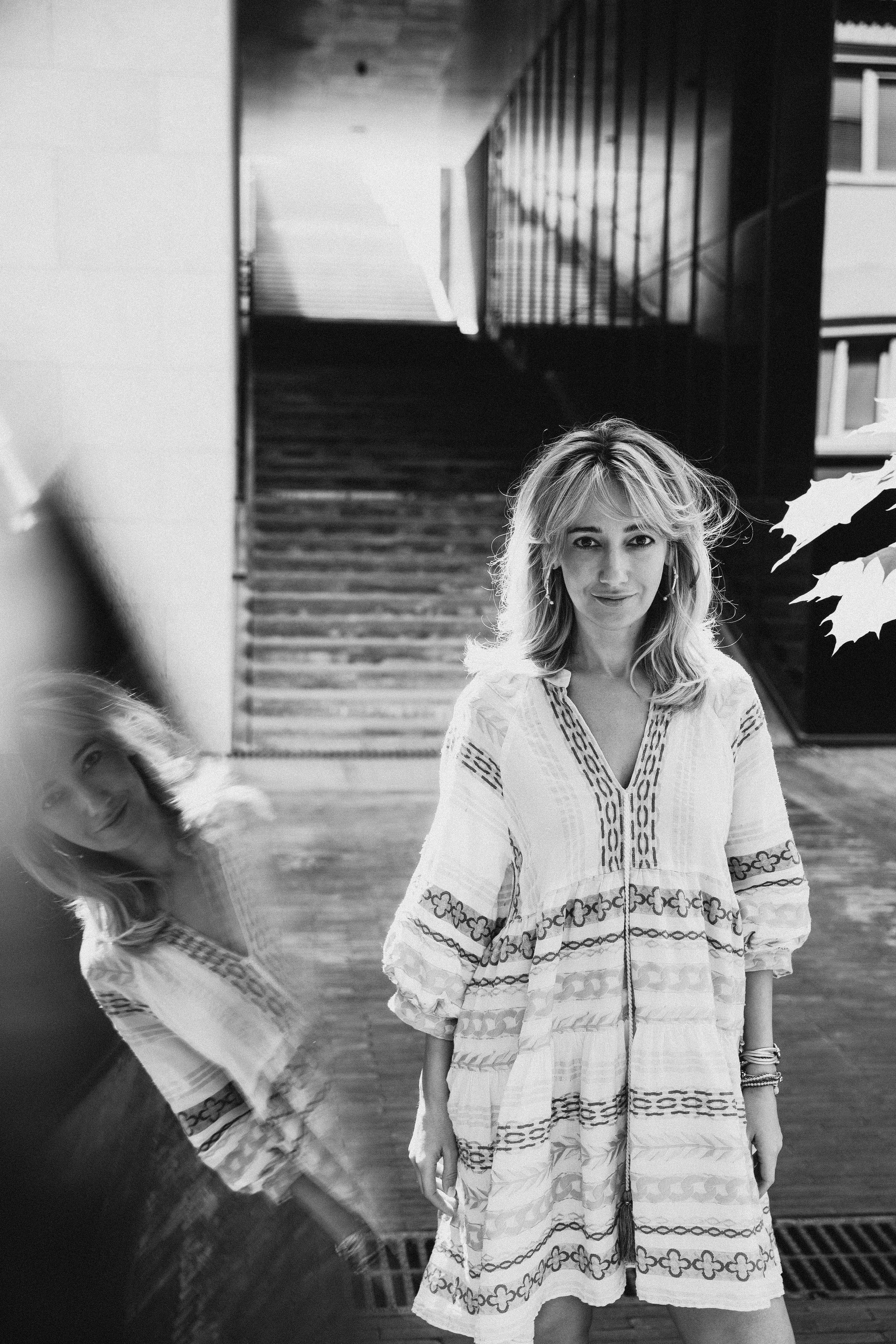 красивая женщина в красивом платье  гуляет по Москве летом в теплую солнечную погоду