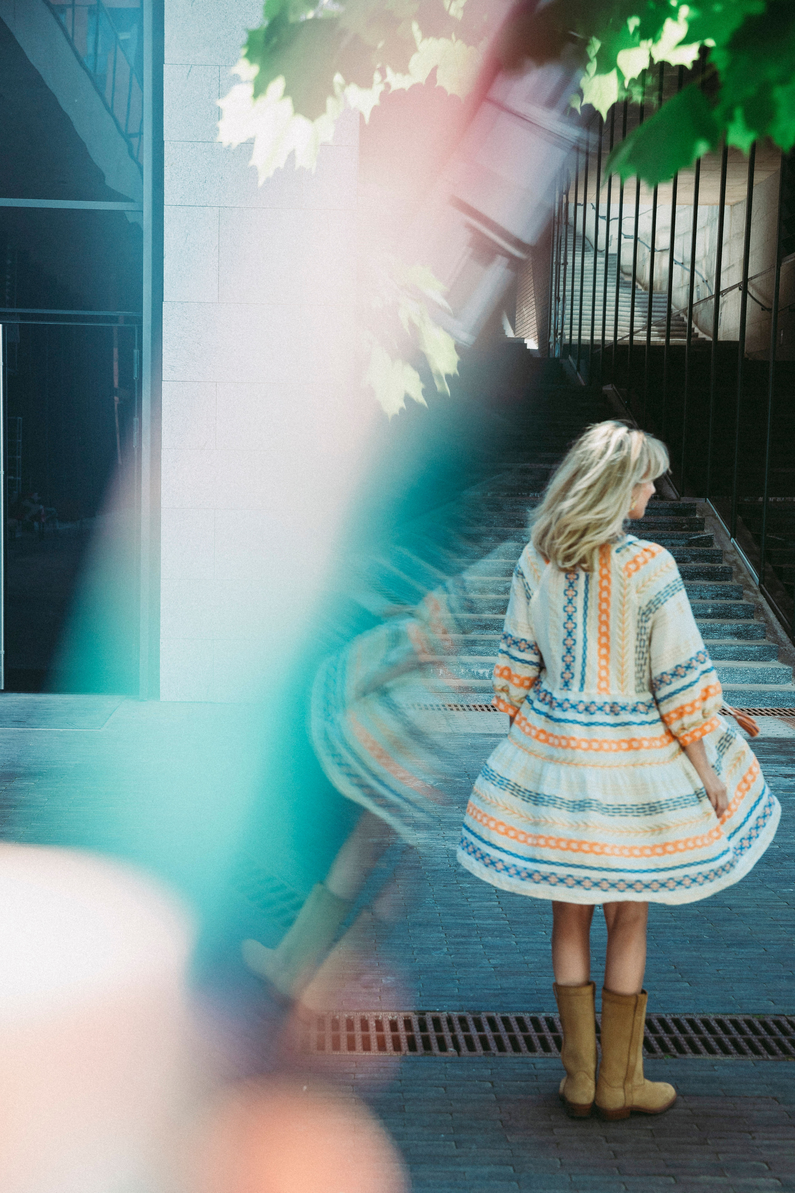 красивая стройная девушка в красивом коротком платье на улице Москвы