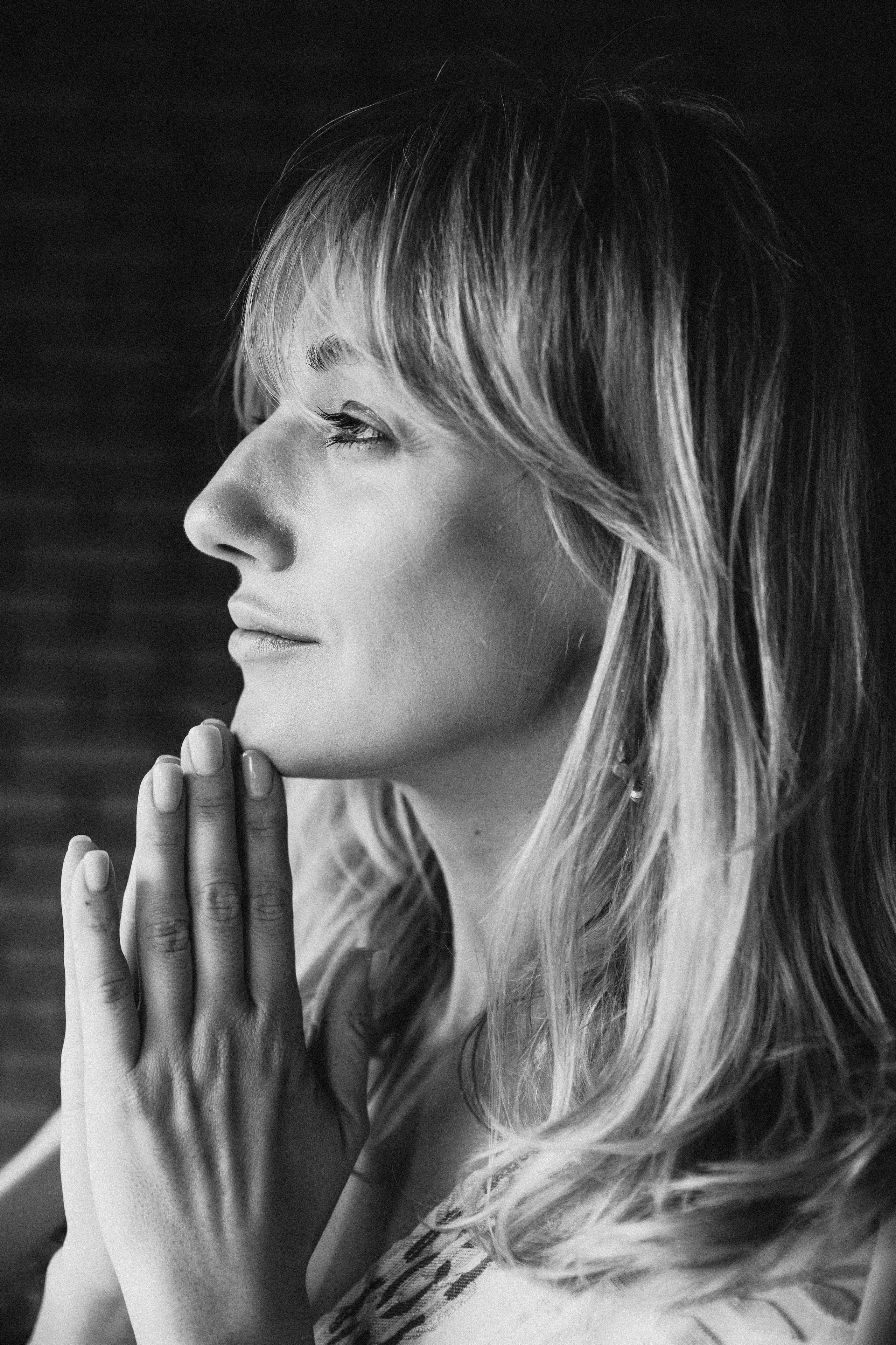 красивая молодая женщина со светлыми волосами позирует для фотографа