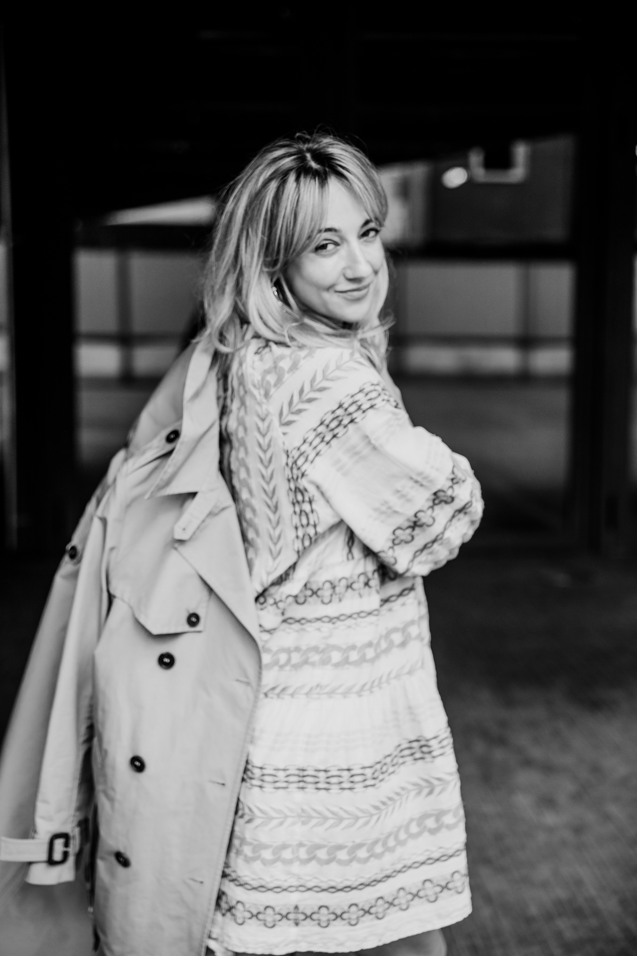 красивая мама  в красивом платье позирует фотографу